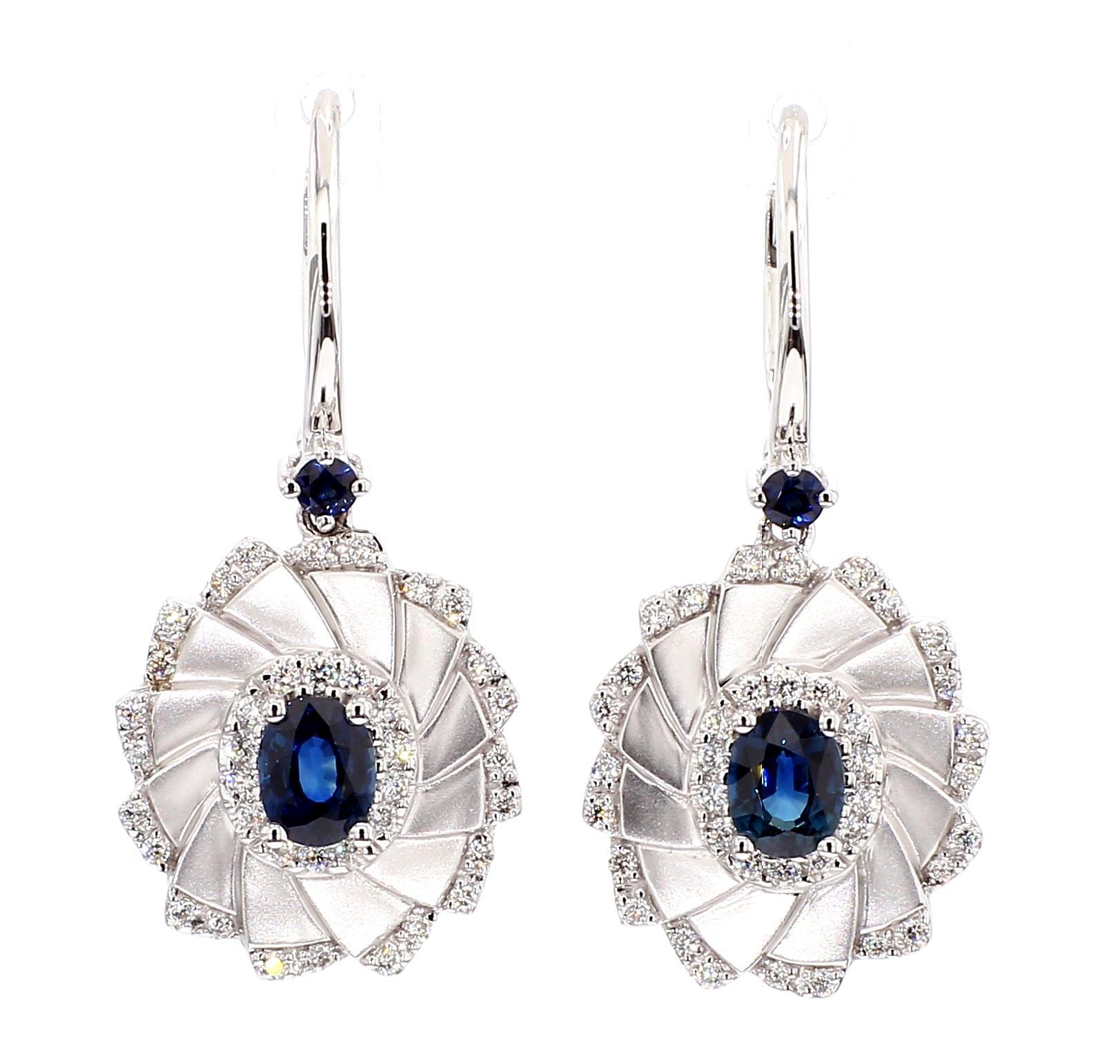 Taglio ovale Orecchini a goccia in oro con zaffiro ovale blu naturale e diamante bianco da 1.37 carati TW in vendita