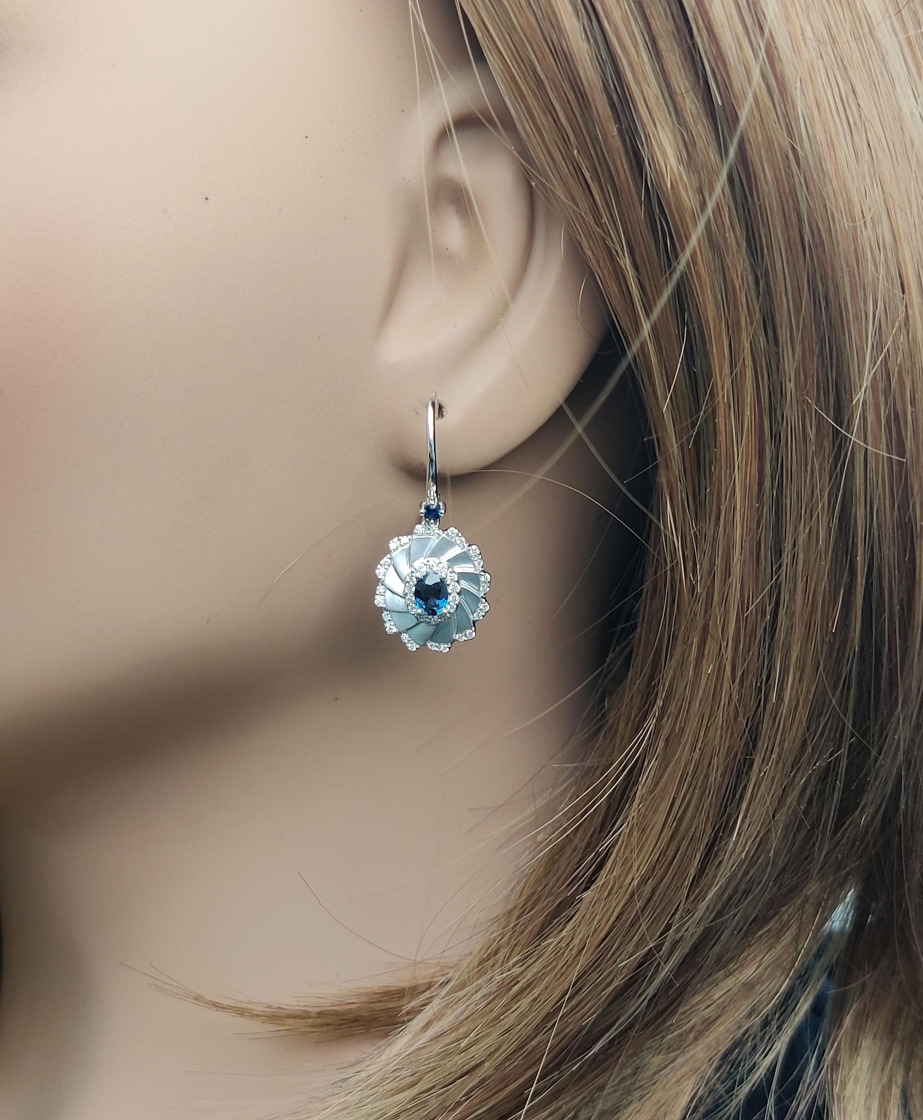 Orecchini a goccia in oro con zaffiro ovale blu naturale e diamante bianco da 1.37 carati TW In condizioni Nuovo in vendita a New York, NY