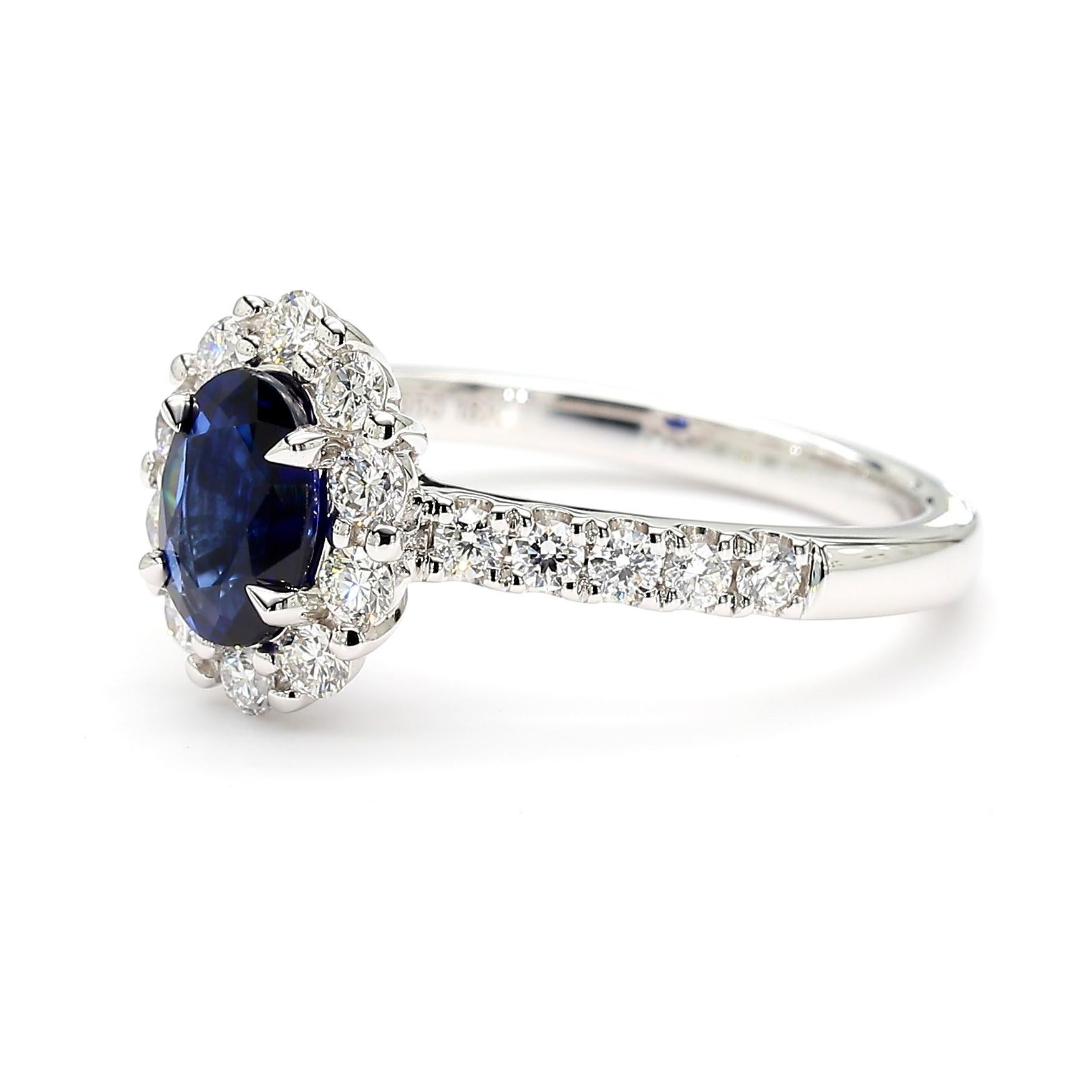La magnifique bague en saphir de Raregemworld. Monté dans une belle monture en or blanc 18 carats avec un saphir bleu naturel de taille ovale. Le saphir est entouré d'une mêlée de diamants blancs ronds naturels. Cette bague est garantie pour