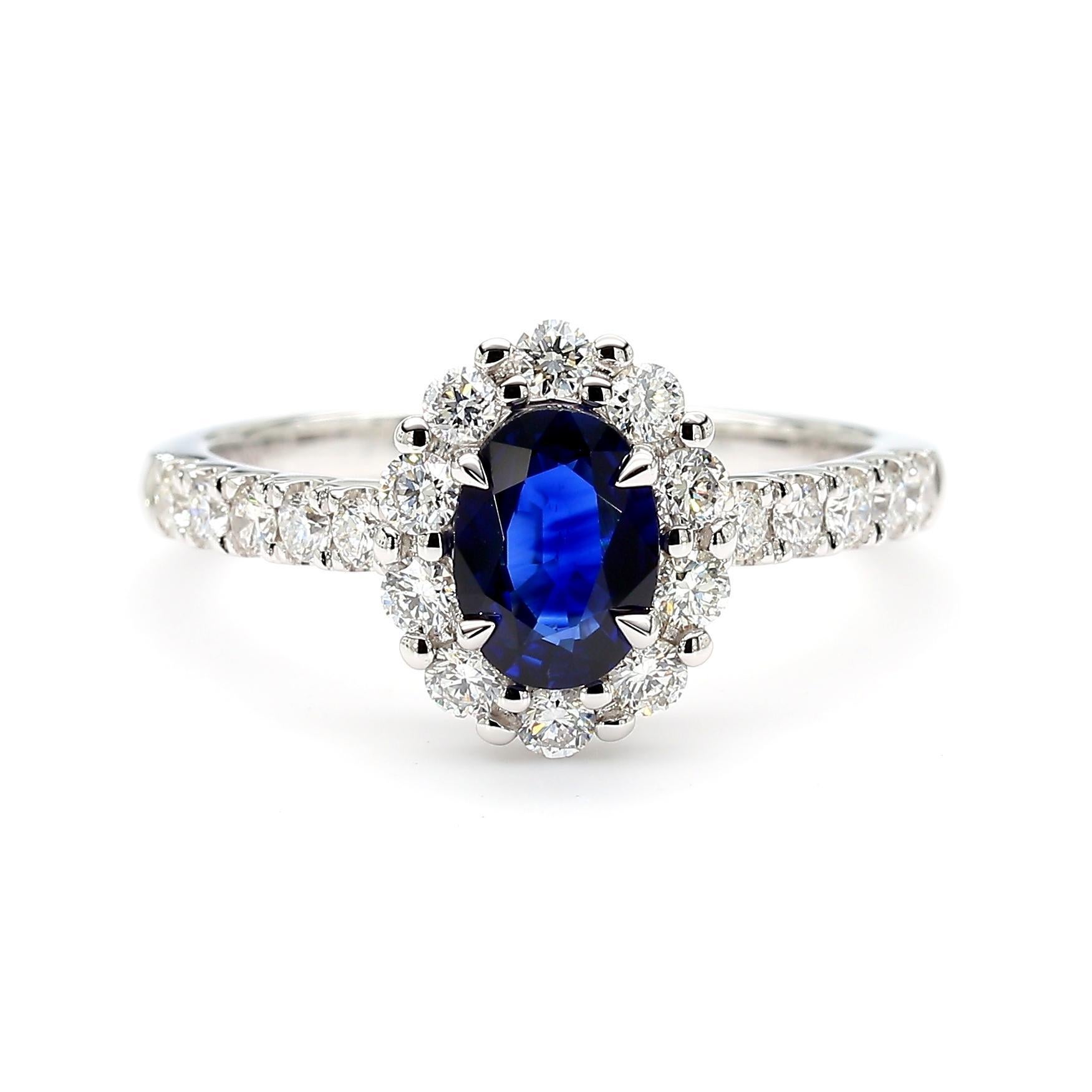 Contemporain Bague cocktail en or de 1.59 carats poids total, saphir ovale bleu naturel et diamant blanc en vente