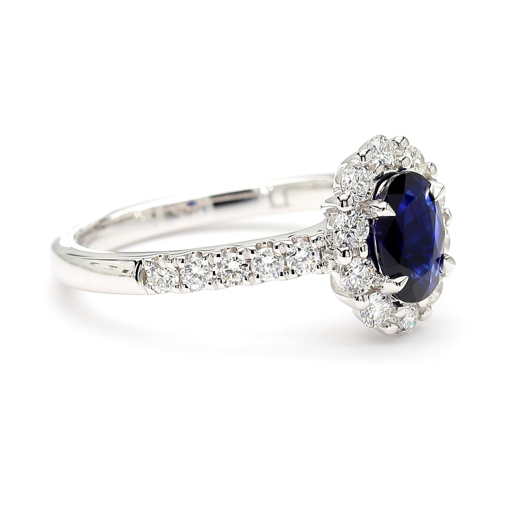 Taille ovale Bague cocktail en or de 1.59 carats poids total, saphir ovale bleu naturel et diamant blanc en vente