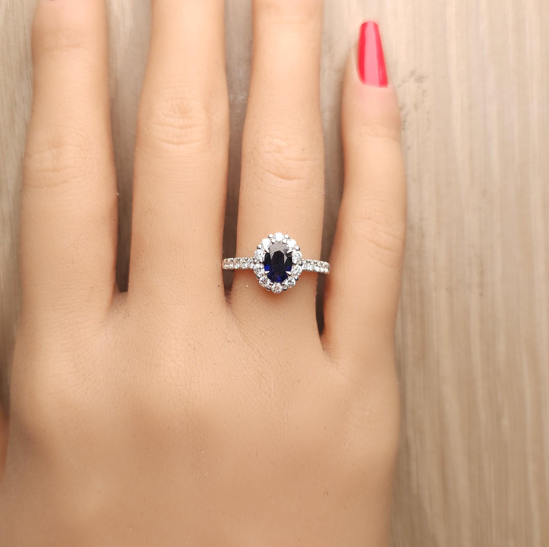 Bague cocktail en or de 1.59 carats poids total, saphir ovale bleu naturel et diamant blanc Neuf - En vente à New York, NY