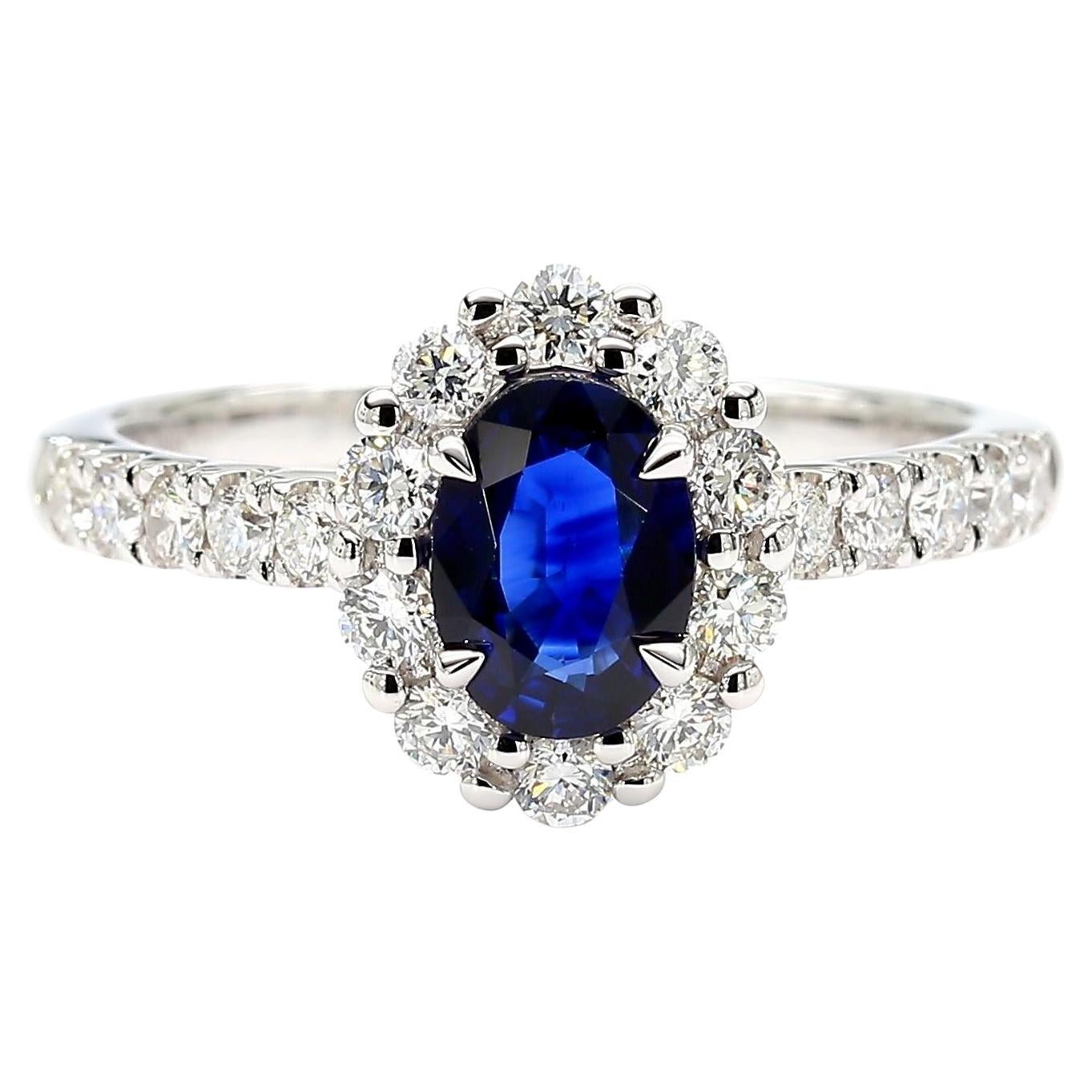 Bague cocktail en or de 1.59 carats poids total, saphir ovale bleu naturel et diamant blanc en vente