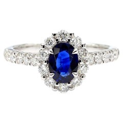 Bague cocktail en or de 1.59 carats poids total, saphir ovale bleu naturel et diamant blanc