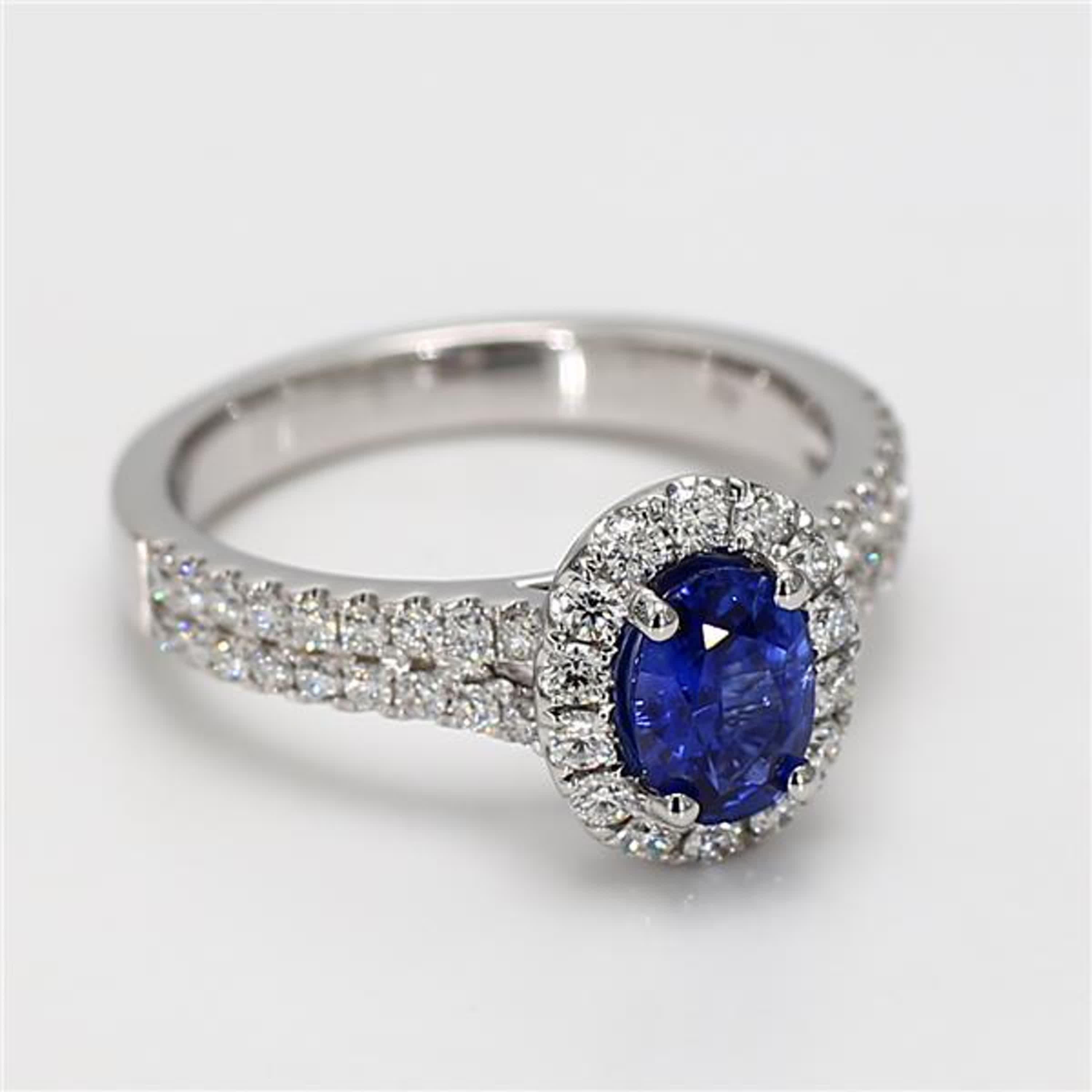 Natural Blue Oval Sapphire and White Diamond 1.60 Carat TW Gold Cocktail Ring For Sale 2