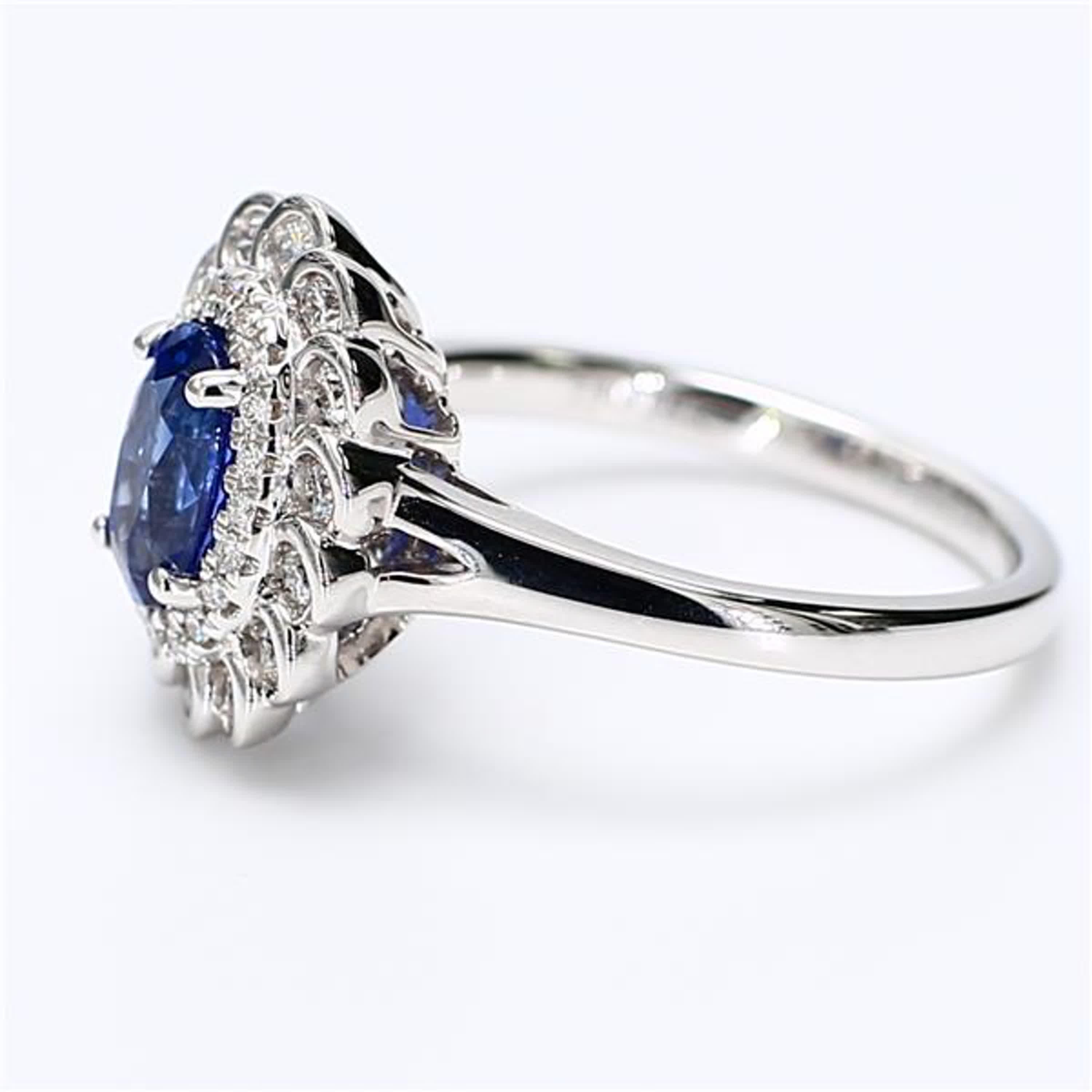 Contemporary Natural Blue Oval Sapphire and White Diamond 1.62 Carat TW Gold Cocktail Ring For Sale
