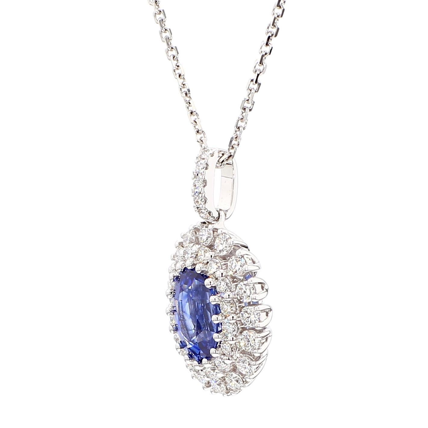 Il bellissimo ciondolo con zaffiro di RareGemworld. Montato in una splendida montatura in oro bianco 18 carati con uno zaffiro blu naturale dal taglio ovale. Lo zaffiro è circondato da un diamante bianco rotondo naturale. Questo ciondolo è destinato