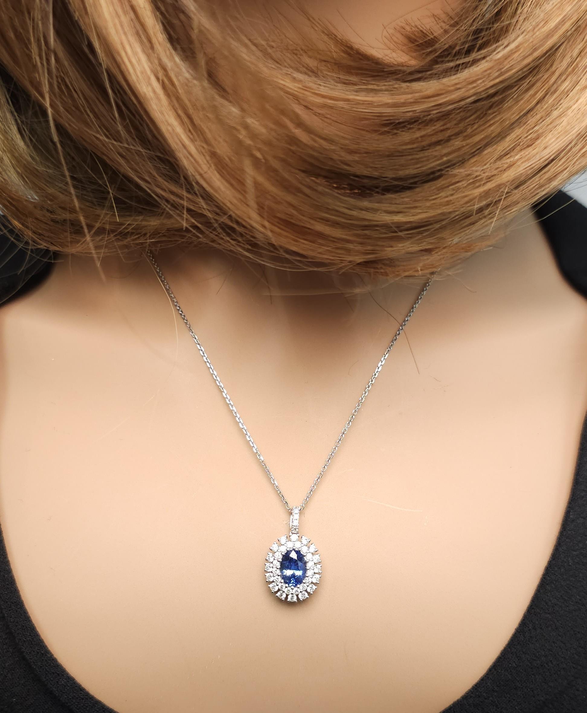 Ciondolo a goccia in oro con zaffiro ovale blu naturale e diamante bianco da 1.86 carati TW In condizioni Nuovo in vendita a New York, NY