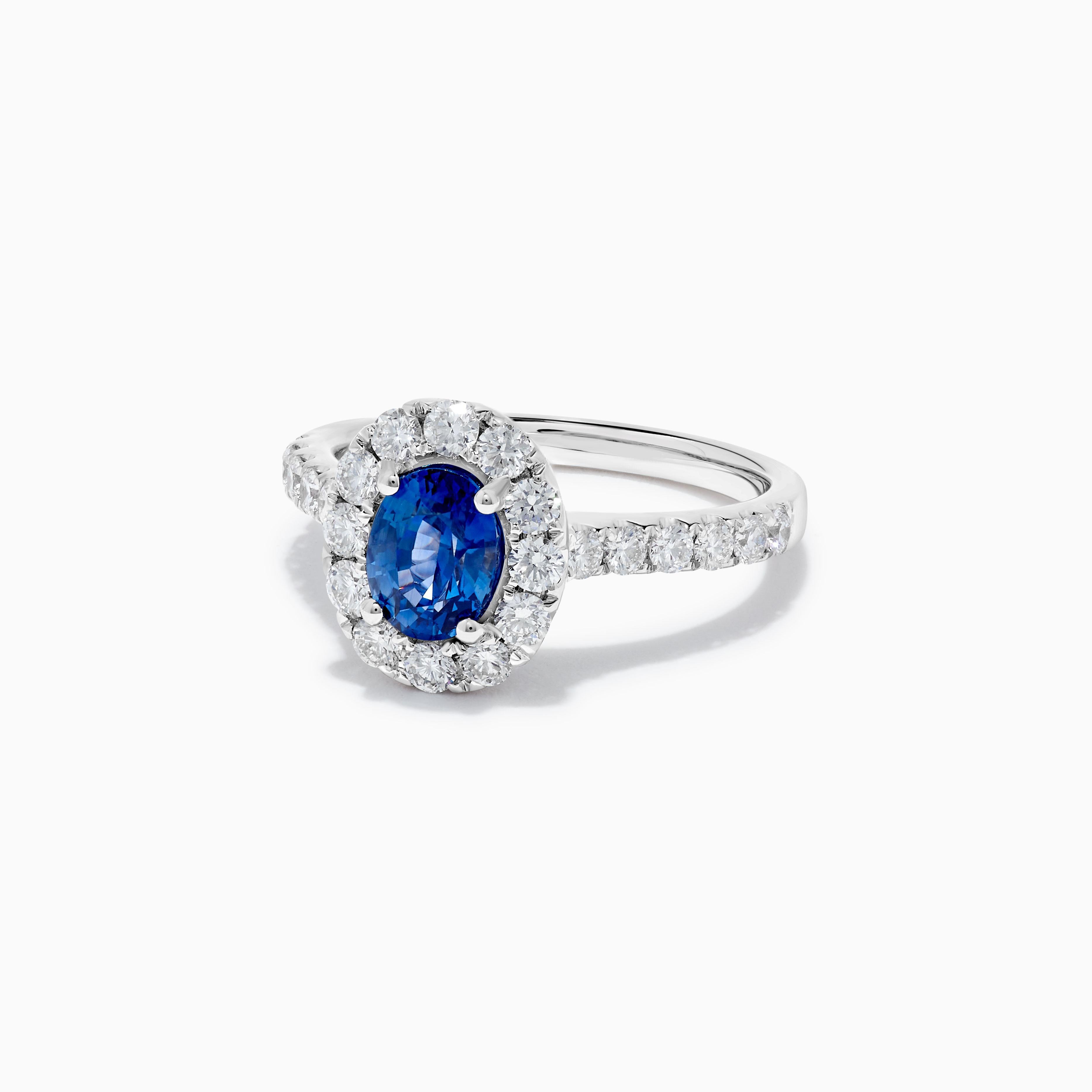 Der schöne Saphirring von RareGemWorld. Montiert in einer schönen Fassung aus 18 Karat Weißgold mit einem natürlichen blauen Saphir im Ovalschliff. Der Saphir ist von einem runden weißen Naturdiamanten umgeben. Dieser Ring wird Sie garantiert