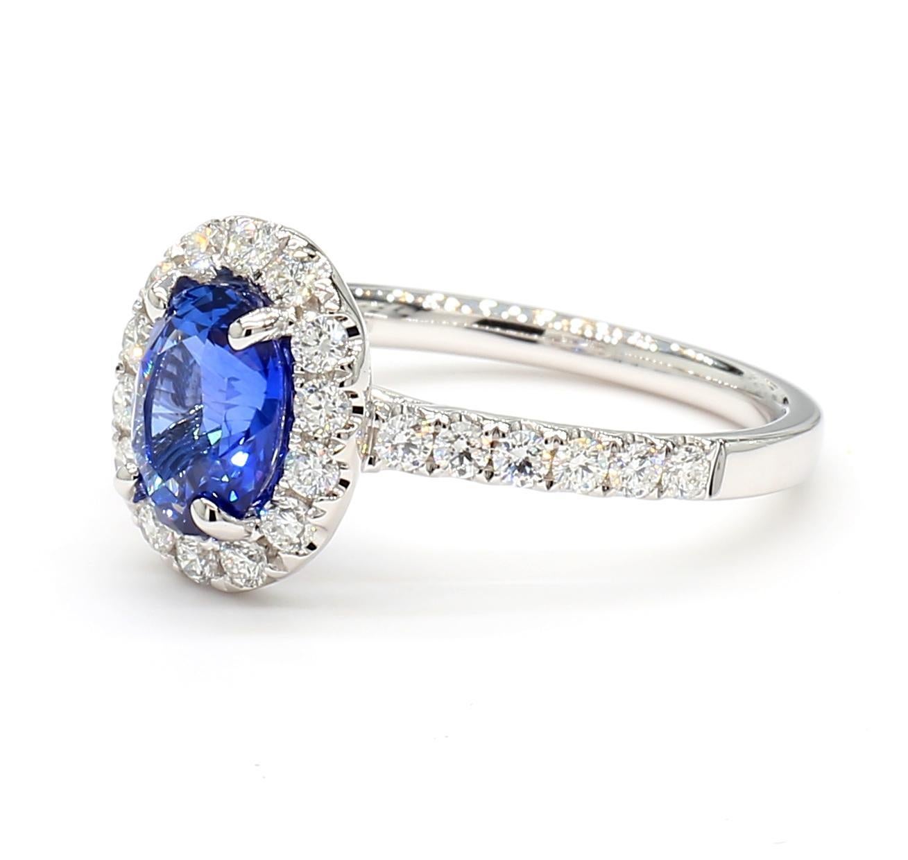 Der schöne Saphirring von RareGemWorld. Montiert in einer schönen Fassung aus 18 Karat Weißgold mit einem natürlichen blauen Saphir im Ovalschliff. Der Saphir ist von einem runden weißen Naturdiamanten umgeben. Dieser Ring wird Sie garantiert