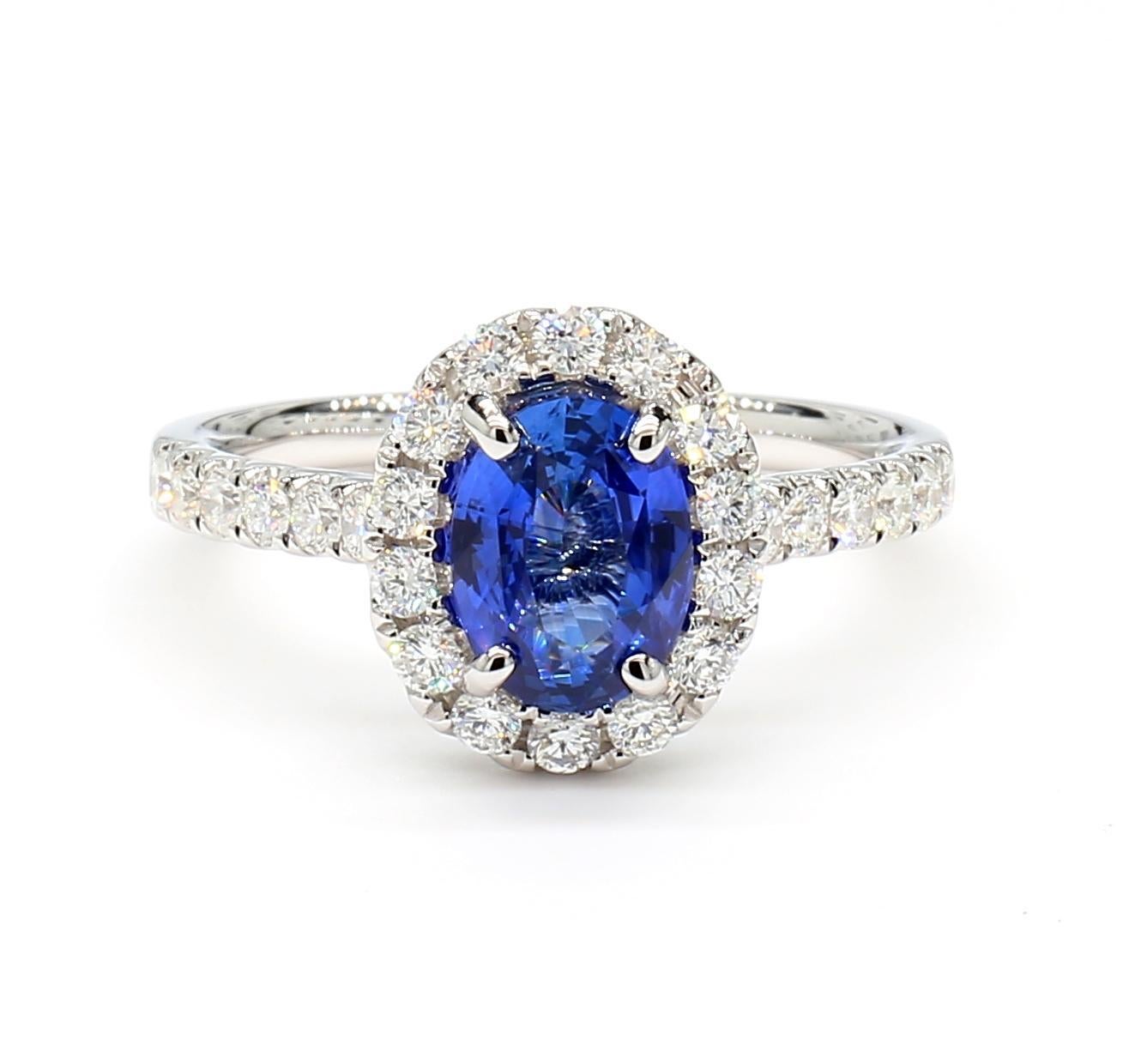 Natürlicher blauer ovaler Saphir und weißer Diamant 2.07 Karat TW Gold Cocktail-Ring (Zeitgenössisch) im Angebot