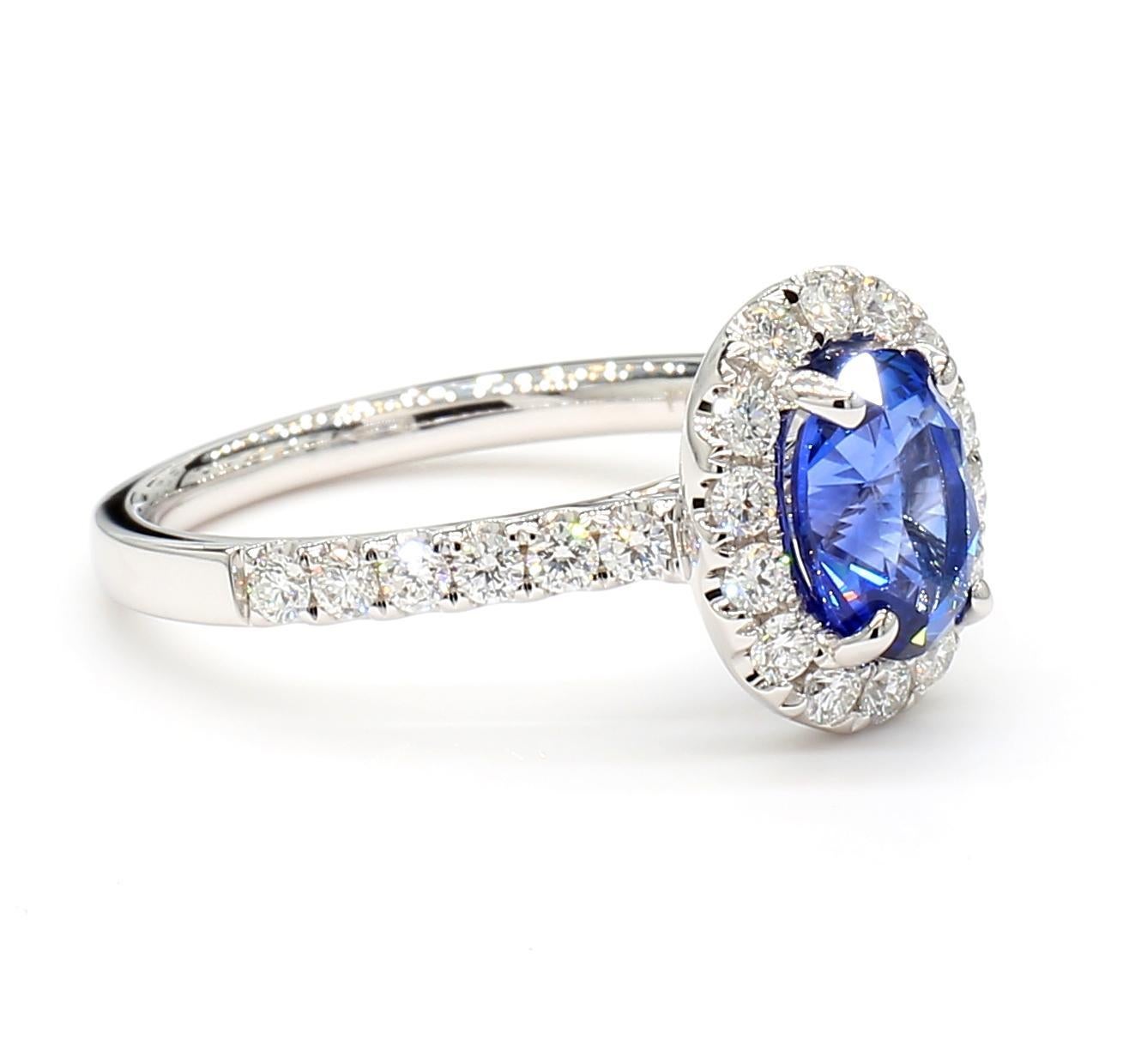 Natürlicher blauer ovaler Saphir und weißer Diamant 2.07 Karat TW Gold Cocktail-Ring (Ovalschliff) im Angebot