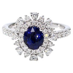 Ring aus Weißgold mit natürlichem blauem, ovalem Saphir und weißem Diamant 2,11 Karat TW