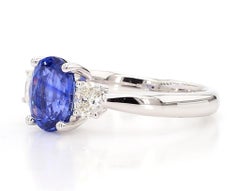 Natürlicher blauer ovaler Saphir und weißer Diamant 2.37 Karat TW Gold Cocktail-Ring