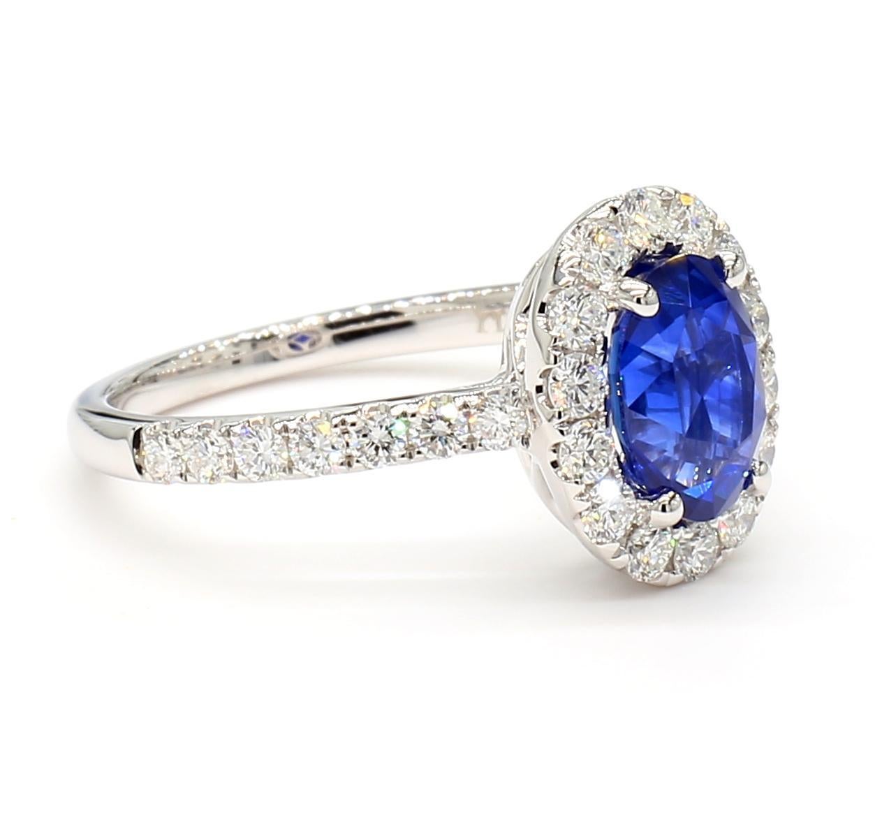 Anillo de cóctel de oro con zafiro ovalado azul natural y diamante blanco de 2.45 quilates TW Contemporáneo en venta