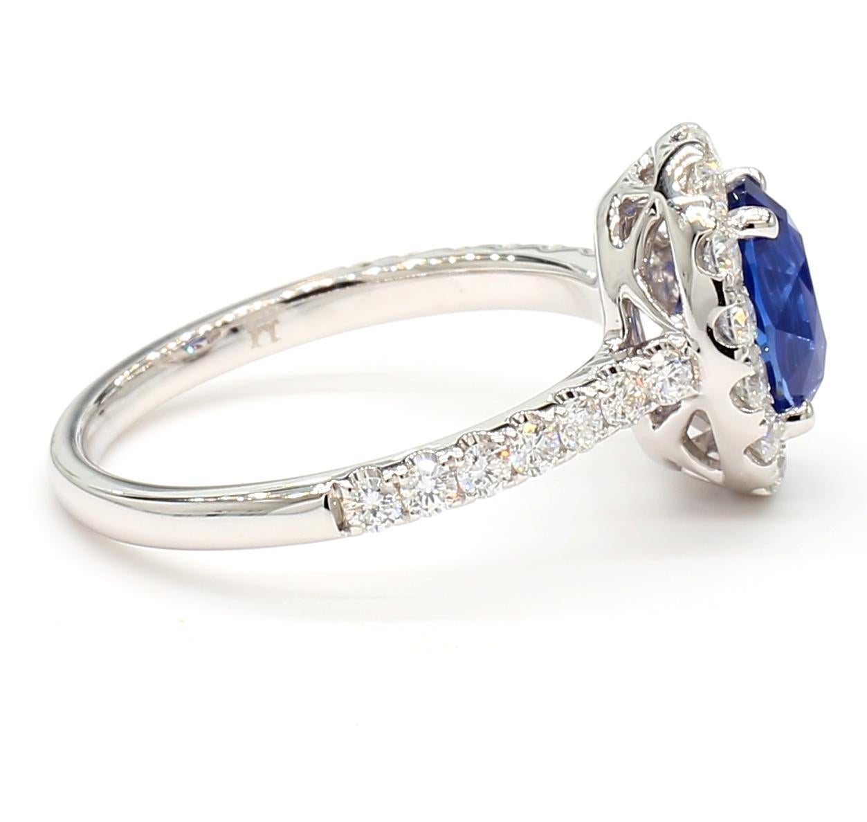 Anillo de cóctel de oro con zafiro ovalado azul natural y diamante blanco de 2.45 quilates TW Corte oval en venta
