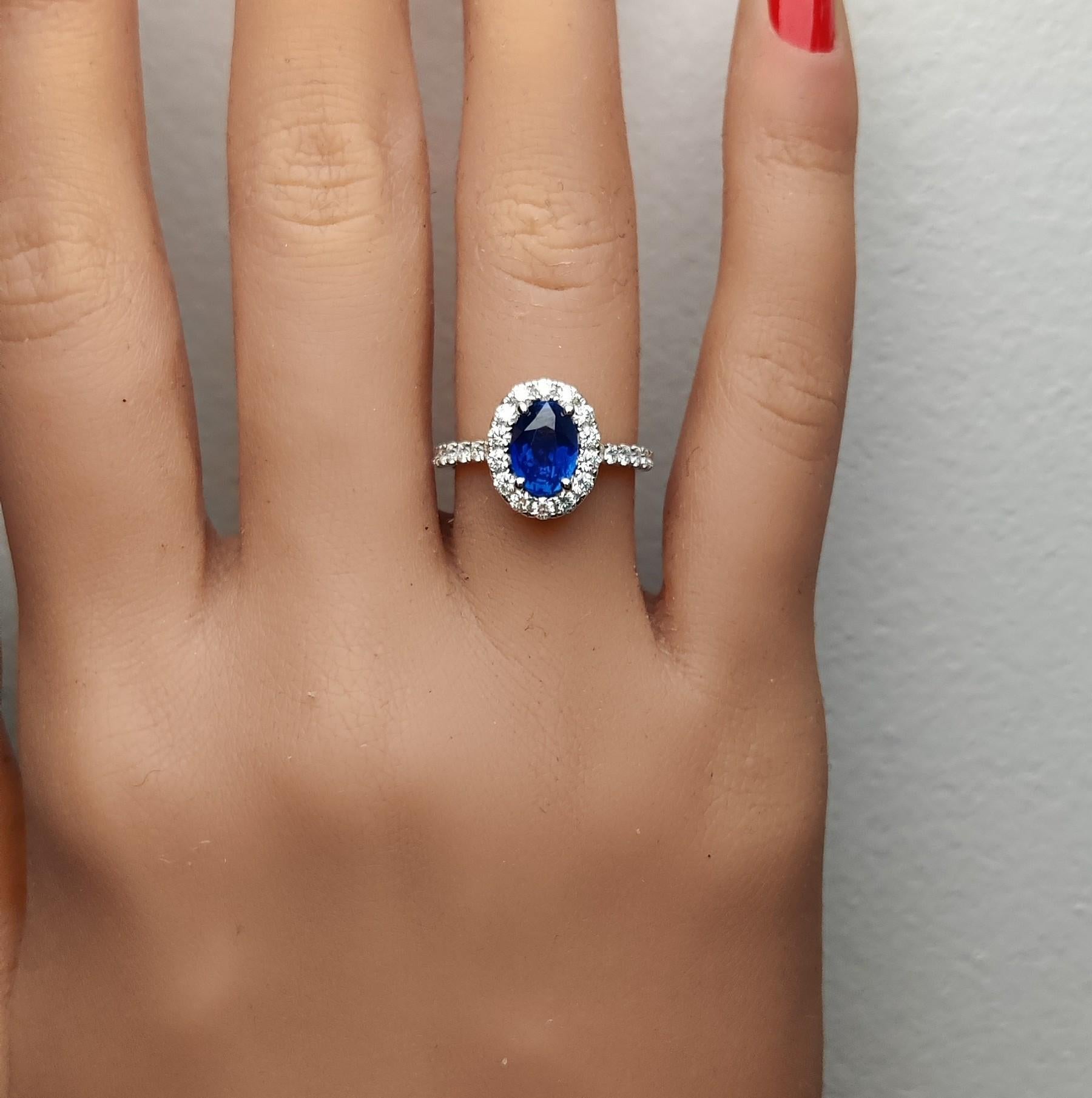Anillo de cóctel de oro con zafiro ovalado azul natural y diamante blanco de 2.45 quilates TW en Nuevo estado para la venta en New York, NY