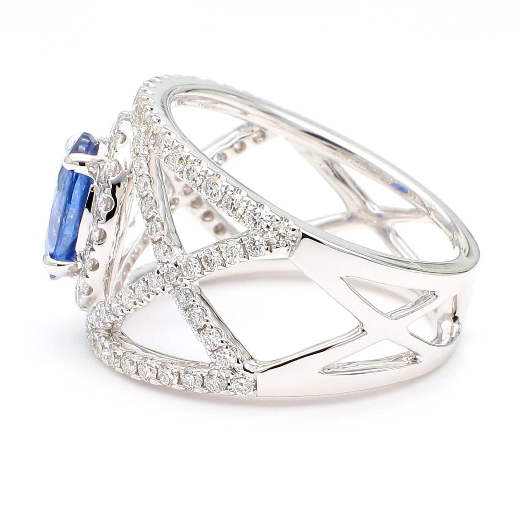 Der schöne Saphirring von RareGemWorld. Montiert in einer schönen Fassung aus 18 Karat Weißgold mit einem natürlichen blauen Saphir im Ovalschliff. Der Saphir ist von einem runden weißen Naturdiamanten umgeben. Dieser Ring wird Sie garantiert
