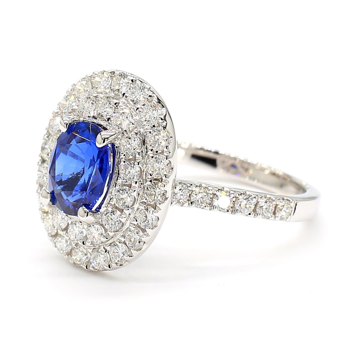 Der schöne Saphirring von RareGemWorld. Montiert in einer schönen Fassung aus 18 Karat Weißgold mit einem natürlichen blauen Saphir im Ovalschliff. Der Saphir ist von einem runden weißen Naturdiamanten umgeben. Dieser Ring wird Sie garantiert