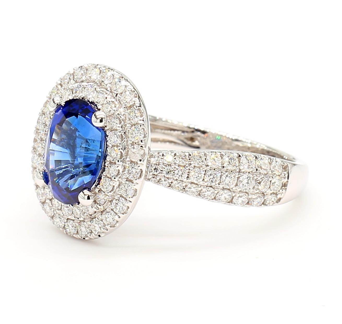 Der schöne Saphirring von RareGemWorld. Montiert in einer schönen Fassung aus 14 Karat Weißgold mit einem natürlichen blauen Saphir im Ovalschliff. Der Saphir ist von einem runden weißen Naturdiamanten umgeben. Dieser Ring wird Sie garantiert