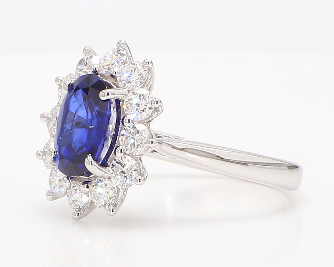 Der klassische Saphirring von RareGemWorld. Montiert in einer schönen Fassung aus 18 Karat Weißgold mit einem natürlichen blauen Saphir im Ovalschliff. Der Saphir ist von einem runden weißen Naturdiamanten umgeben. Dieser Ring wird Sie garantiert