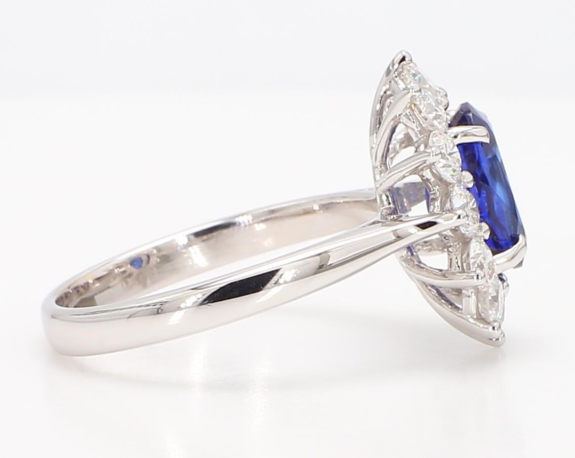 Natürlicher blauer ovaler Saphir und weißer Diamant 2.88 Karat TW Gold Cocktail-Ring (Ovalschliff) im Angebot