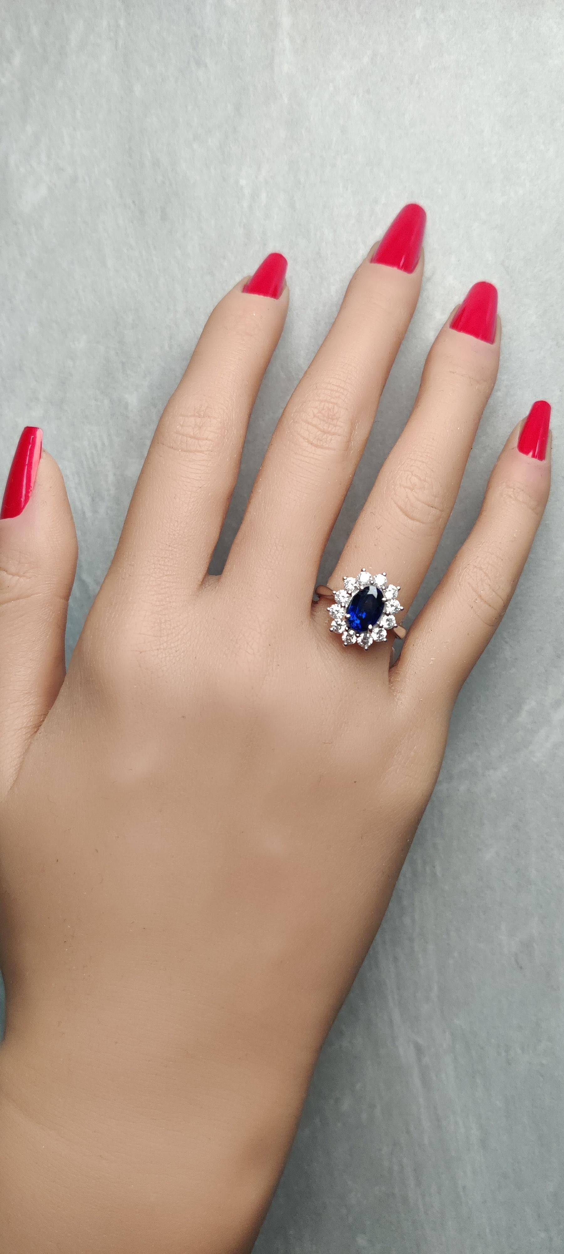 Natürlicher blauer ovaler Saphir und weißer Diamant 2.88 Karat TW Gold Cocktail-Ring Damen im Angebot