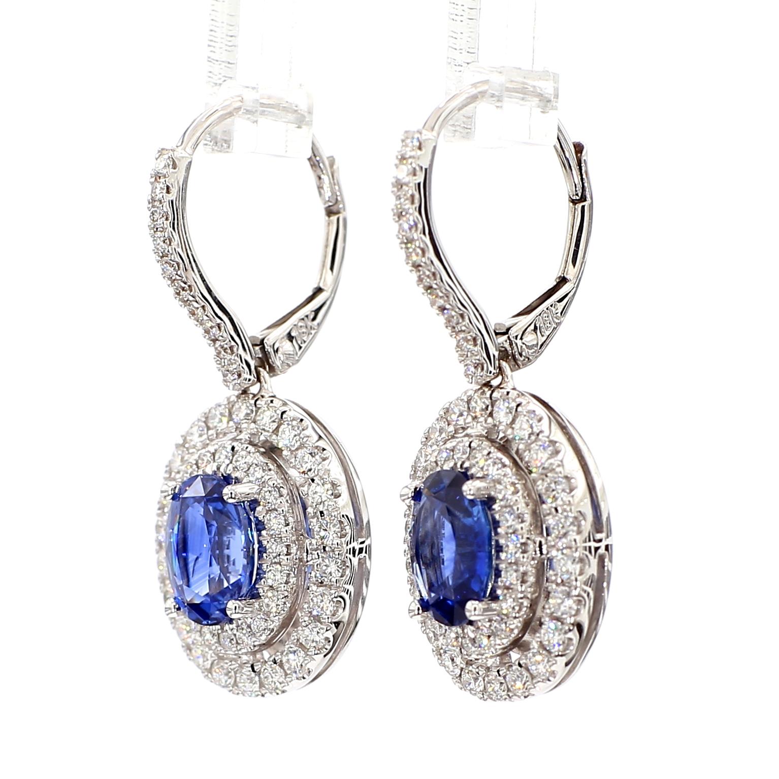 I bellissimi orecchini con zaffiro di RareGemworld. Montato in una splendida montatura in oro bianco 18 carati con zaffiri blu naturali di taglio ovale. Gli zaffiri sono circondati da un diamante bianco rotondo naturale. Questi orecchini sono