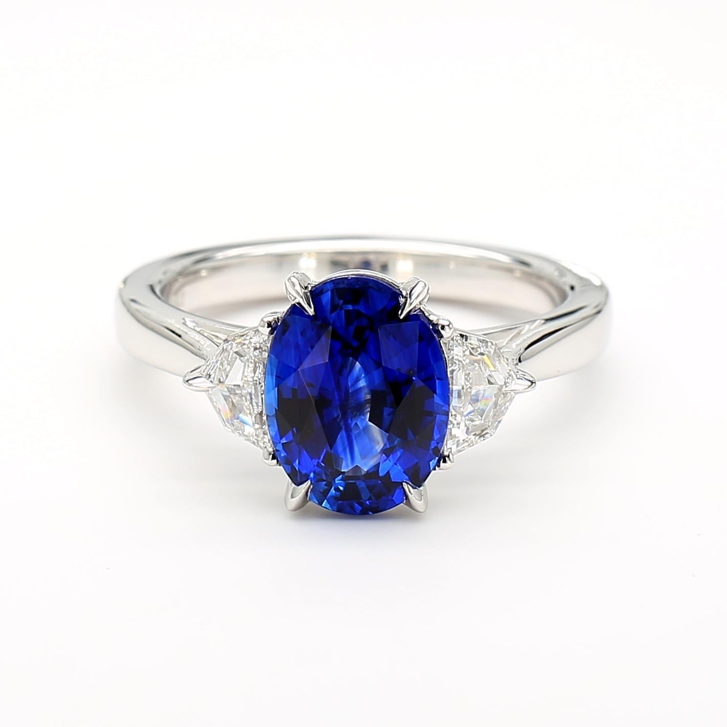 Natürlicher blauer ovaler Saphir und weißer Diamant 3.27 Karat TW Gold Cocktail-Ring (Zeitgenössisch) im Angebot