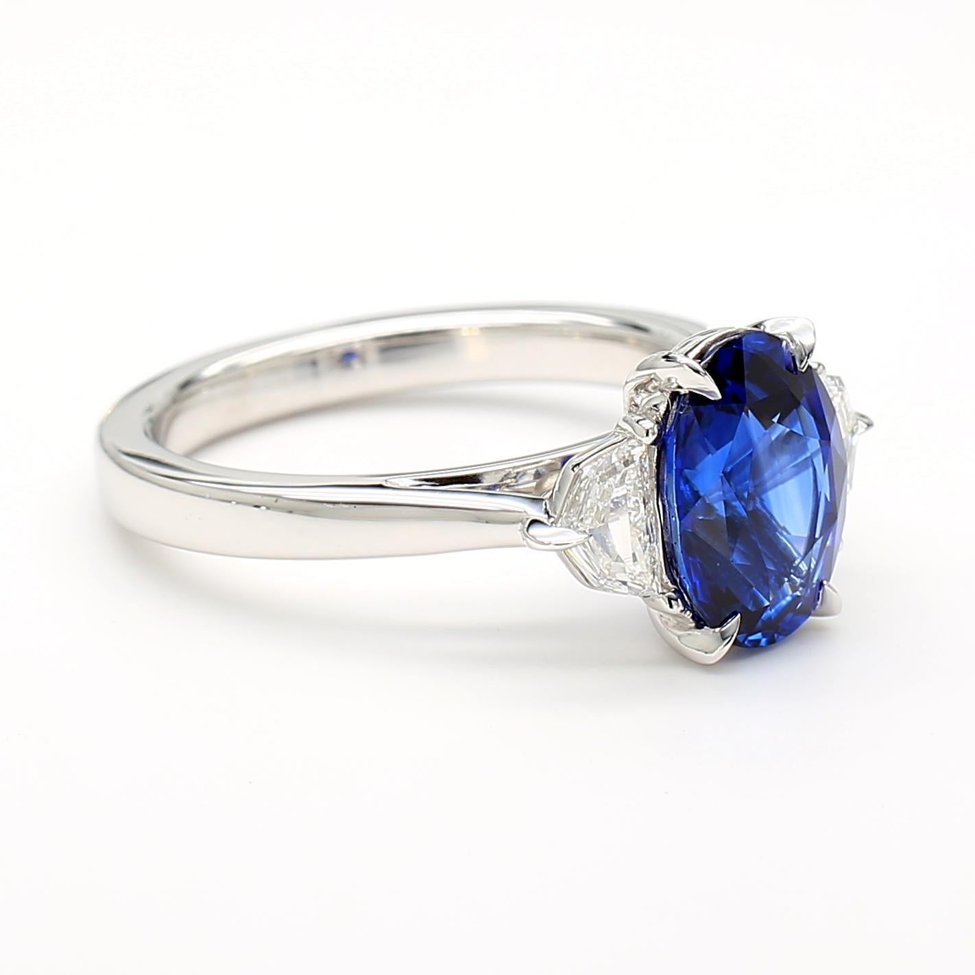 Natürlicher blauer ovaler Saphir und weißer Diamant 3.27 Karat TW Gold Cocktail-Ring (Ovalschliff) im Angebot