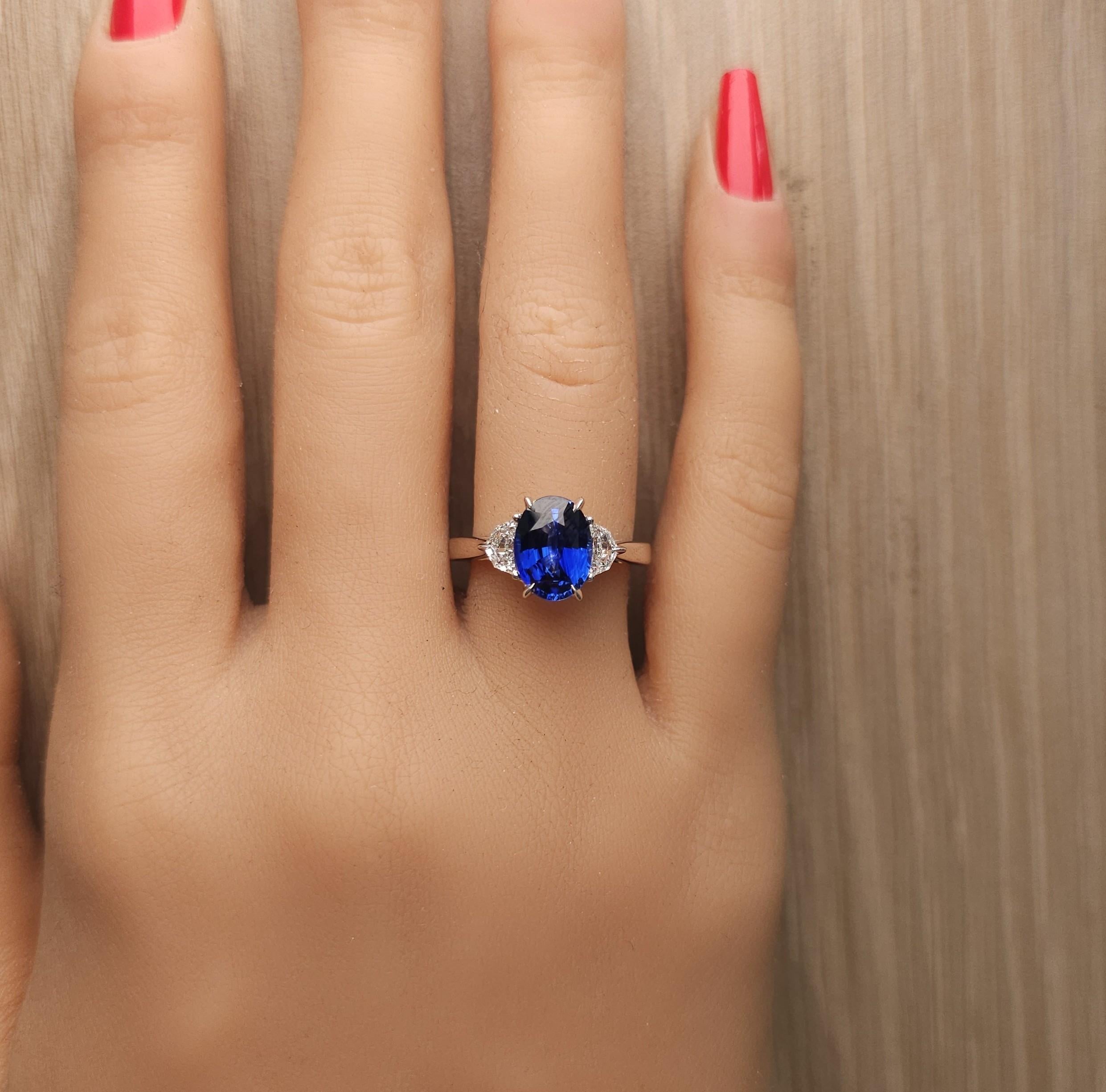 Natürlicher blauer ovaler Saphir und weißer Diamant 3.27 Karat TW Gold Cocktail-Ring im Zustand „Neu“ im Angebot in New York, NY