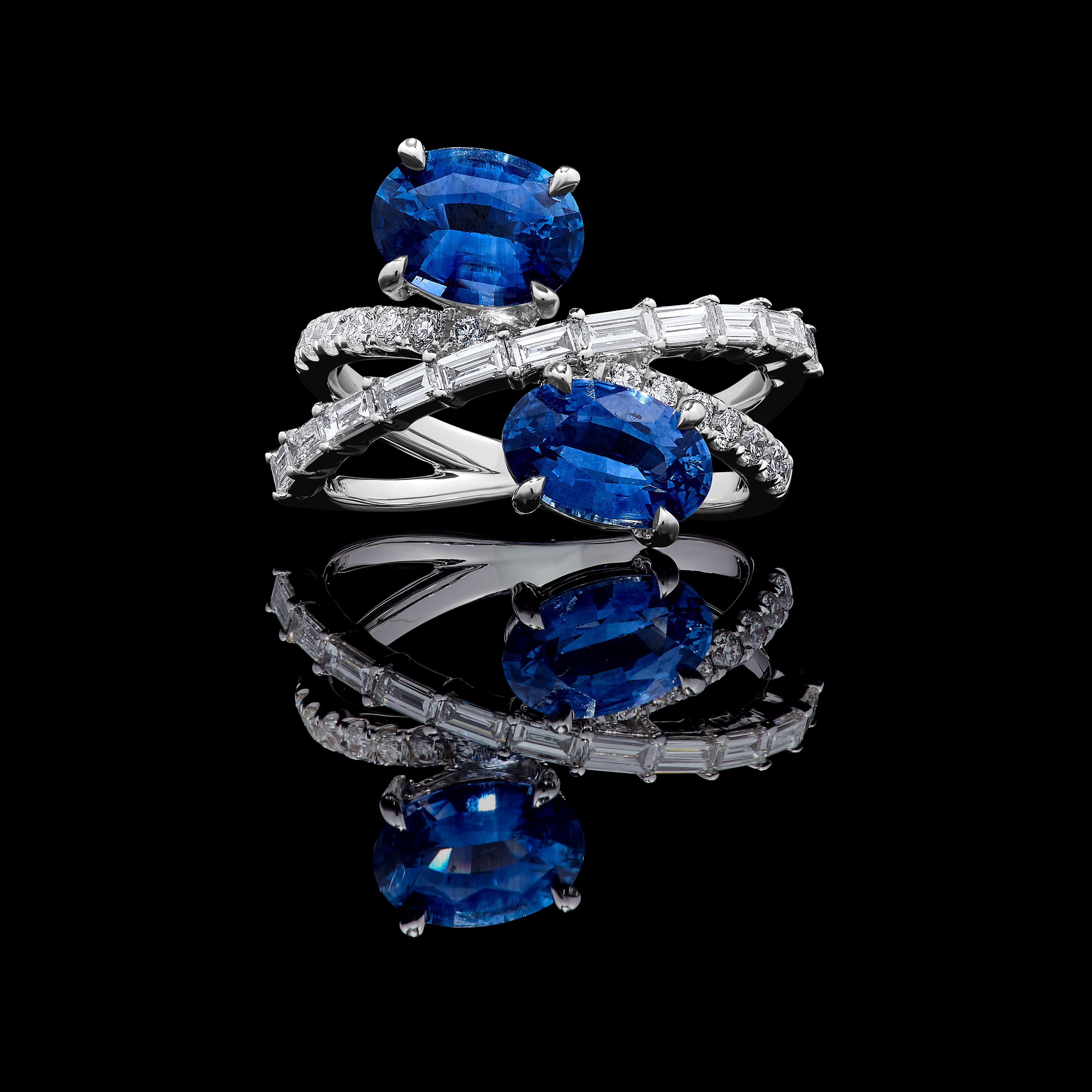 Contemporain Bague cocktail en or de 4.42 carats poids total, saphir ovale bleu naturel et diamant blanc en vente