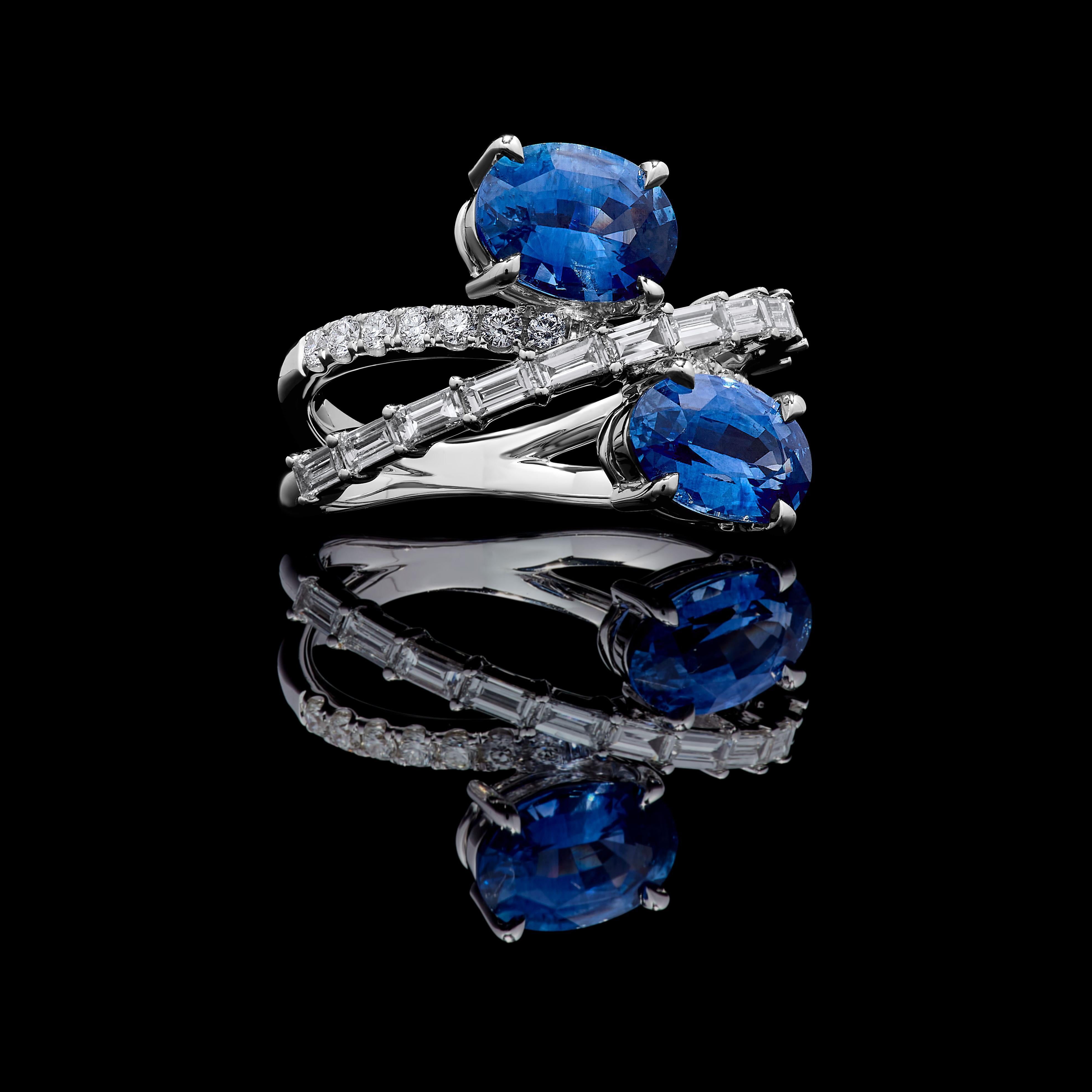 Taille ovale Bague cocktail en or de 4.42 carats poids total, saphir ovale bleu naturel et diamant blanc en vente