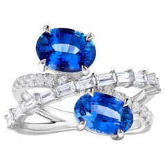 Anillo de cóctel de oro con zafiro ovalado azul natural y diamante blanco de 4.42 quilates TW