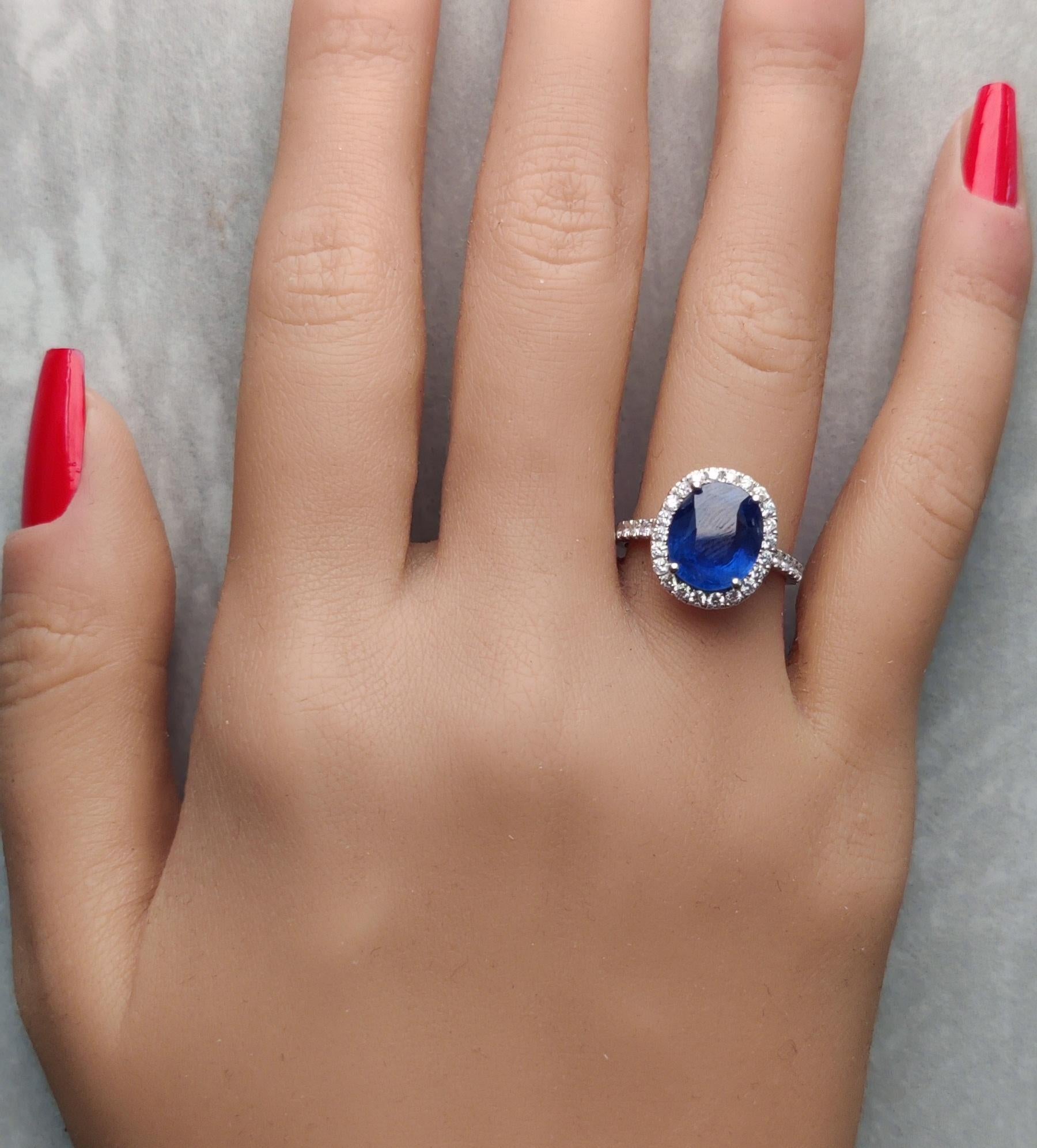 Natürlicher blauer ovaler Saphir und weißer Diamant 4.78 Karat TW Gold Cocktail-Ring im Zustand „Neu“ im Angebot in New York, NY