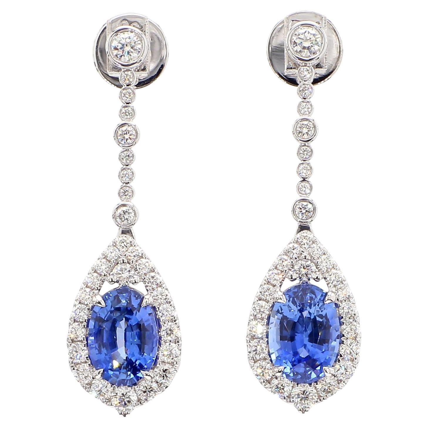 Pendientes de gota de oro con zafiro ovalado azul natural y diamante blanco de 5.20 quilates TW