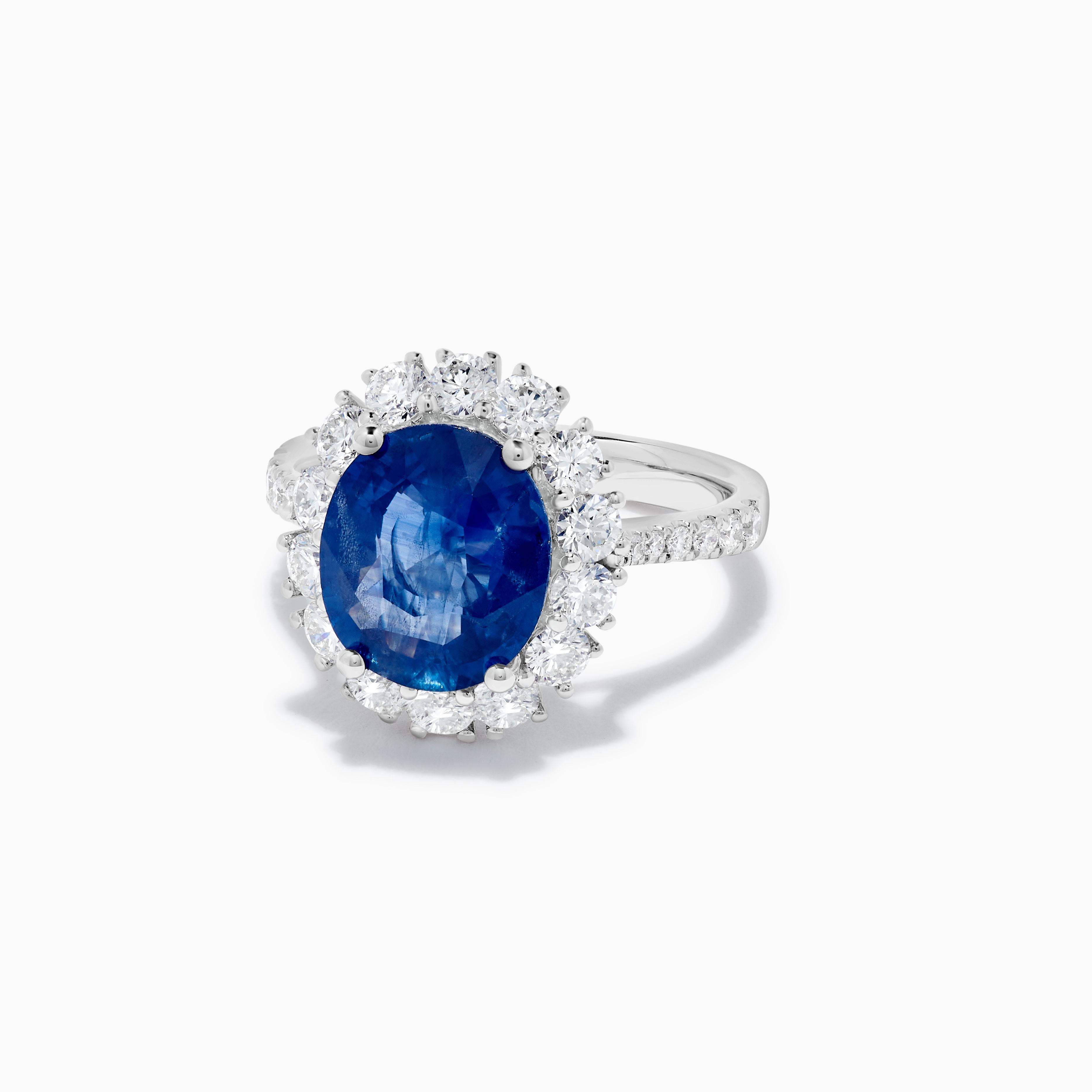 Der klassische Saphirring von RareGemWorld. Montiert in einer schönen Fassung aus 18 Karat Weißgold mit einem natürlichen blauen Saphir im Ovalschliff. Der Saphir ist von einem runden weißen Naturdiamanten umgeben. Dieser Ring wird Sie garantiert