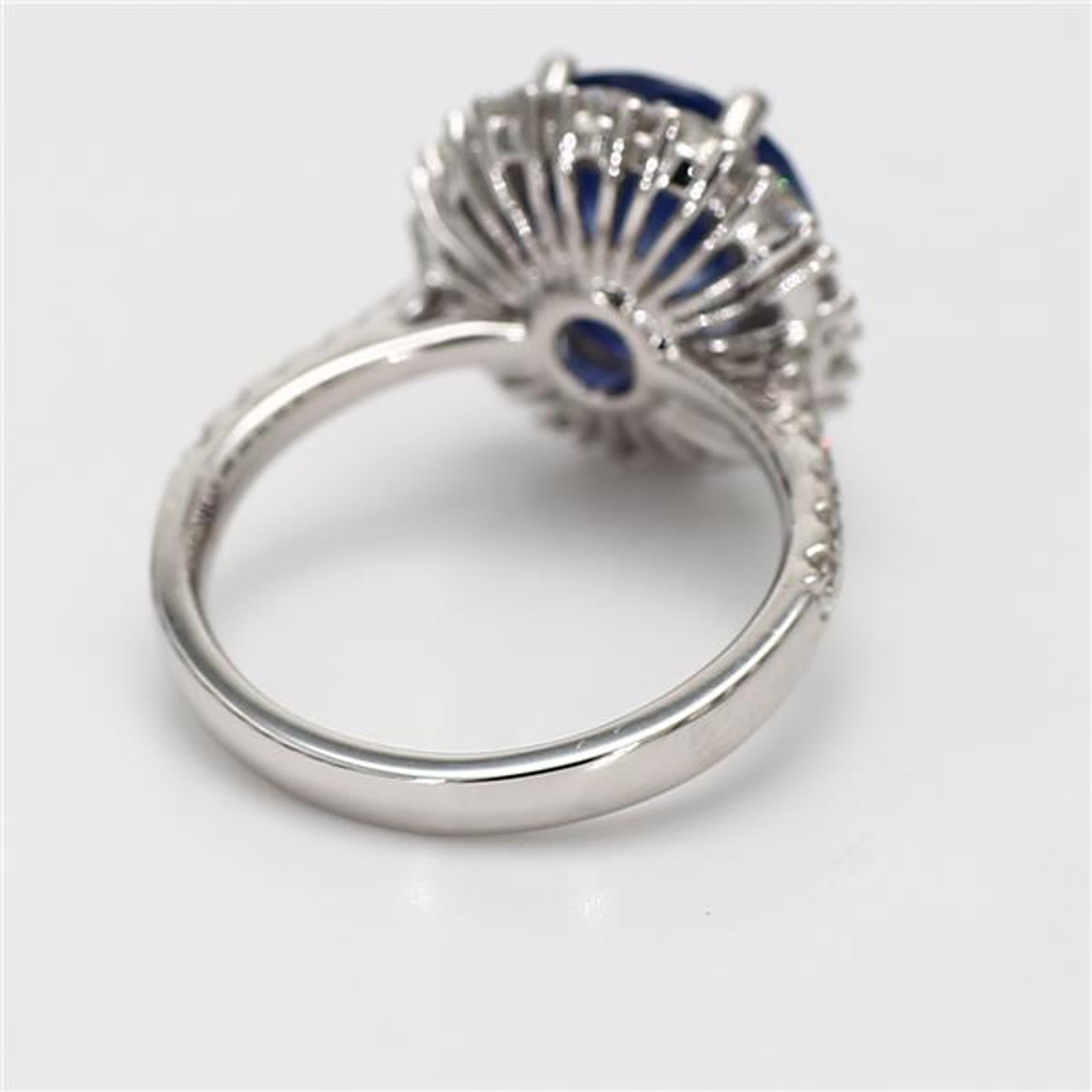 Natürlicher blauer ovaler Saphir und weißer Diamant 5.51 Karat TW Gold Cocktail-Ring Damen im Angebot