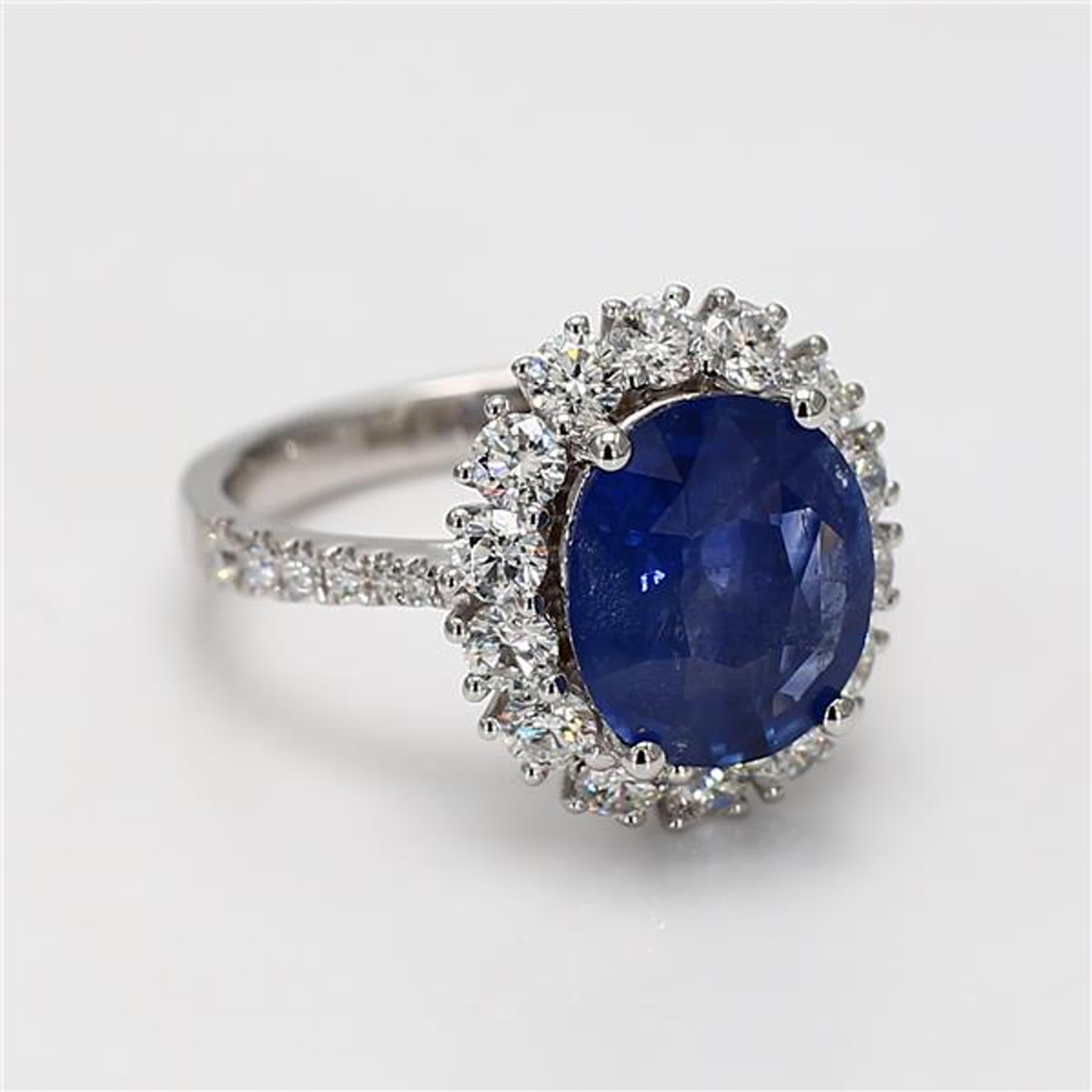 Natural Blue Oval Sapphire and White Diamond 5.51 Carat TW Gold Cocktail Ring For Sale 2
