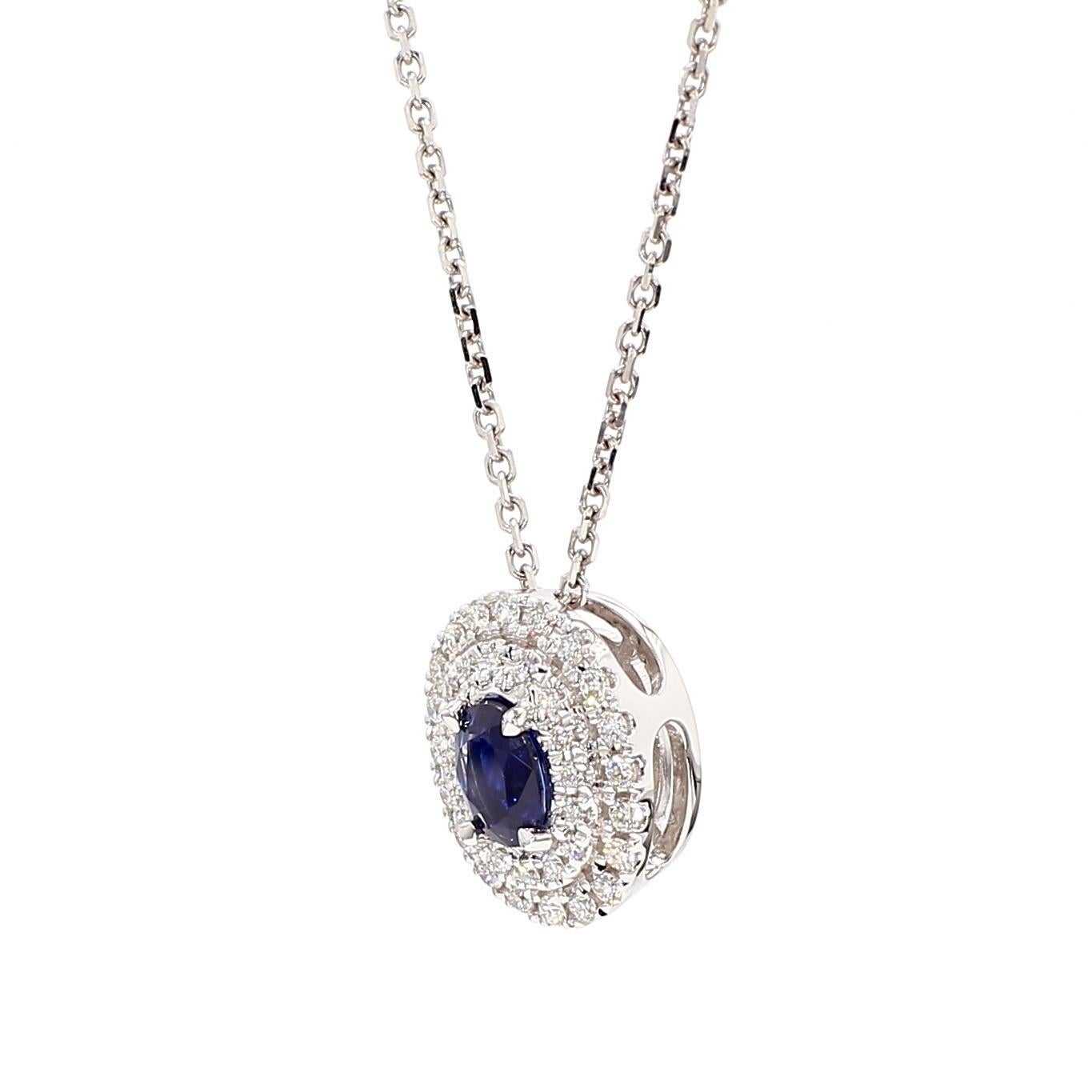 Taglio ovale Ciondolo in oro bianco con zaffiro ovale blu naturale e diamante bianco da 67 carati TW in vendita