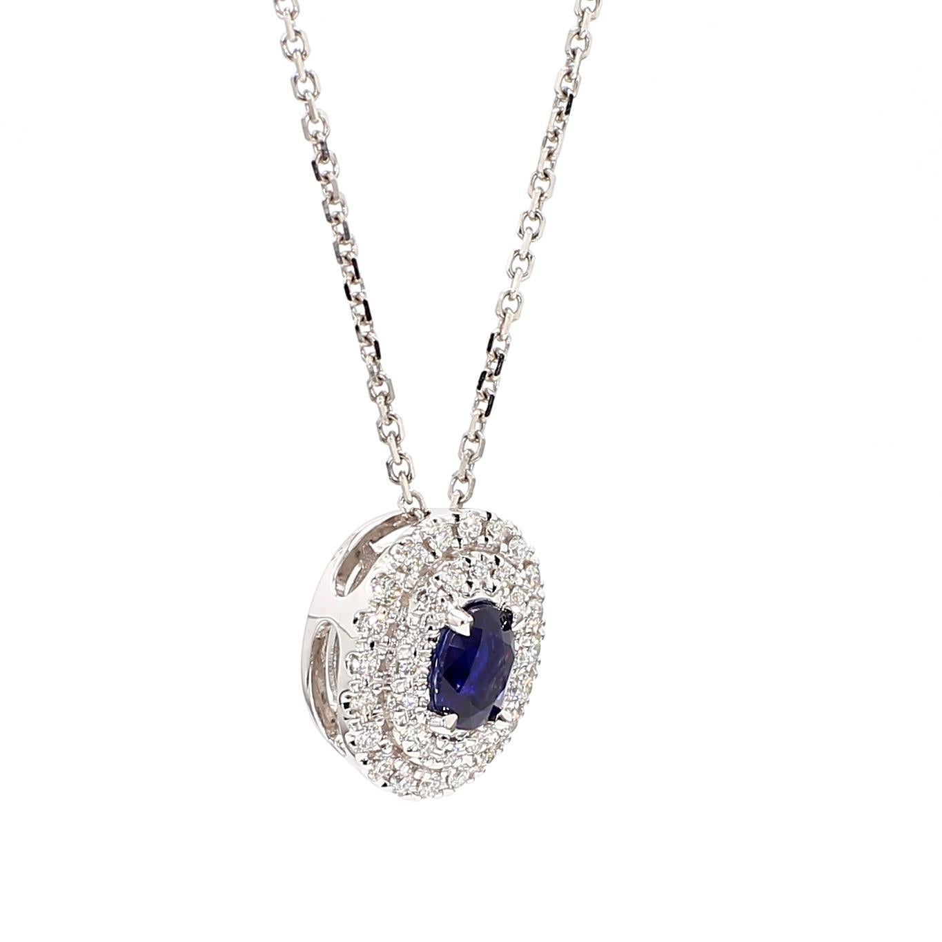 Il bellissimo ciondolo con zaffiro di RareGemworld. Montato in una splendida montatura in oro bianco 18 carati con uno zaffiro blu naturale dal taglio ovale. Lo zaffiro è circondato da un diamante bianco rotondo naturale. Questo ciondolo è destinato