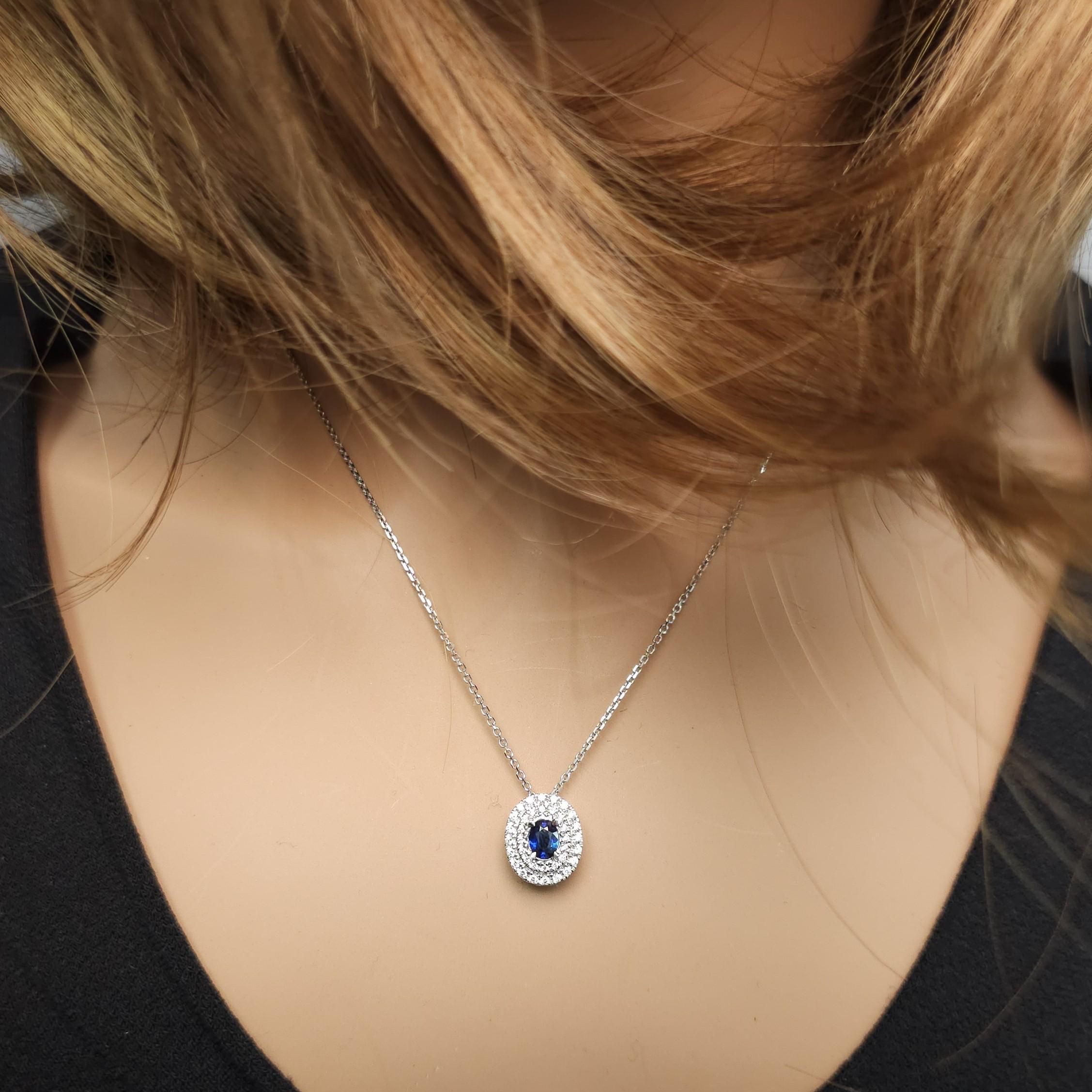 Ciondolo in oro bianco con zaffiro ovale blu naturale e diamante bianco da 68 carati TW In condizioni Nuovo in vendita a New York, NY