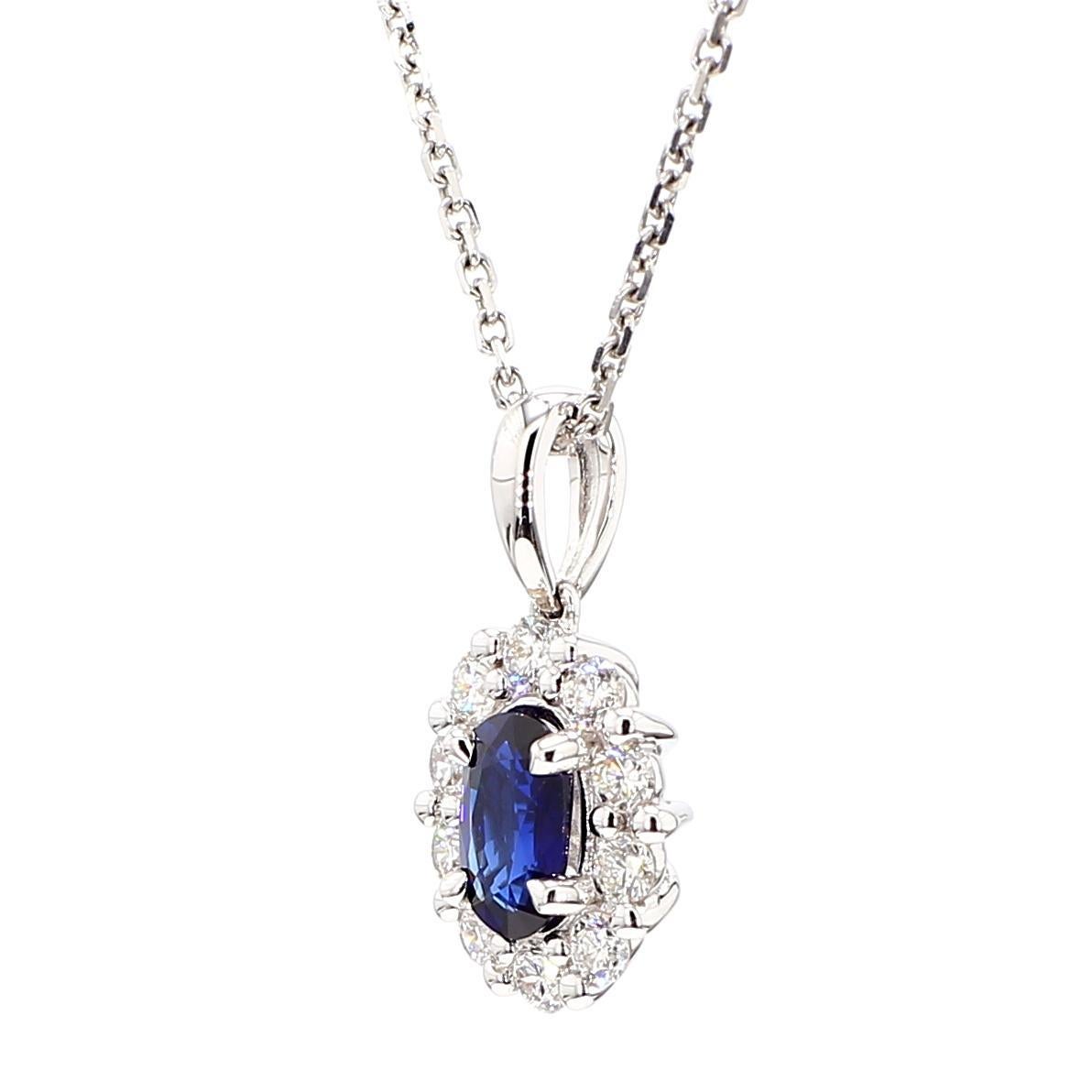 Der schöne Saphir-Anhänger von RareGemWorld. Montiert in einer schönen Fassung aus 18 Karat Weißgold mit einem natürlichen blauen Saphir im Ovalschliff. Der Saphir ist von einem runden weißen Naturdiamanten umgeben. Dieser Anhänger wird Sie