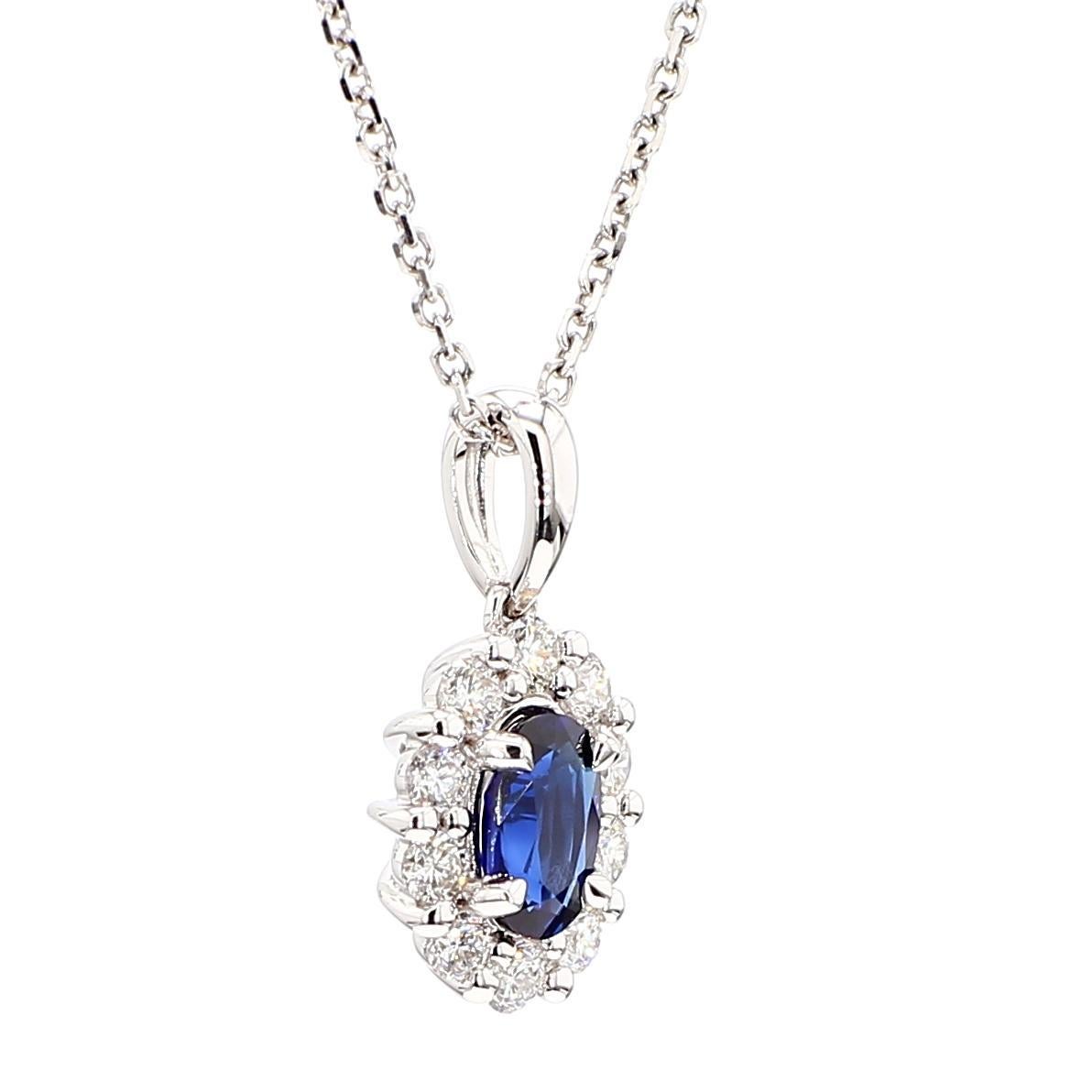 natürlicher blauer ovaler Saphir und weißer Diamant .96 Karat TW Weißgold Anhänger (Ovalschliff) im Angebot
