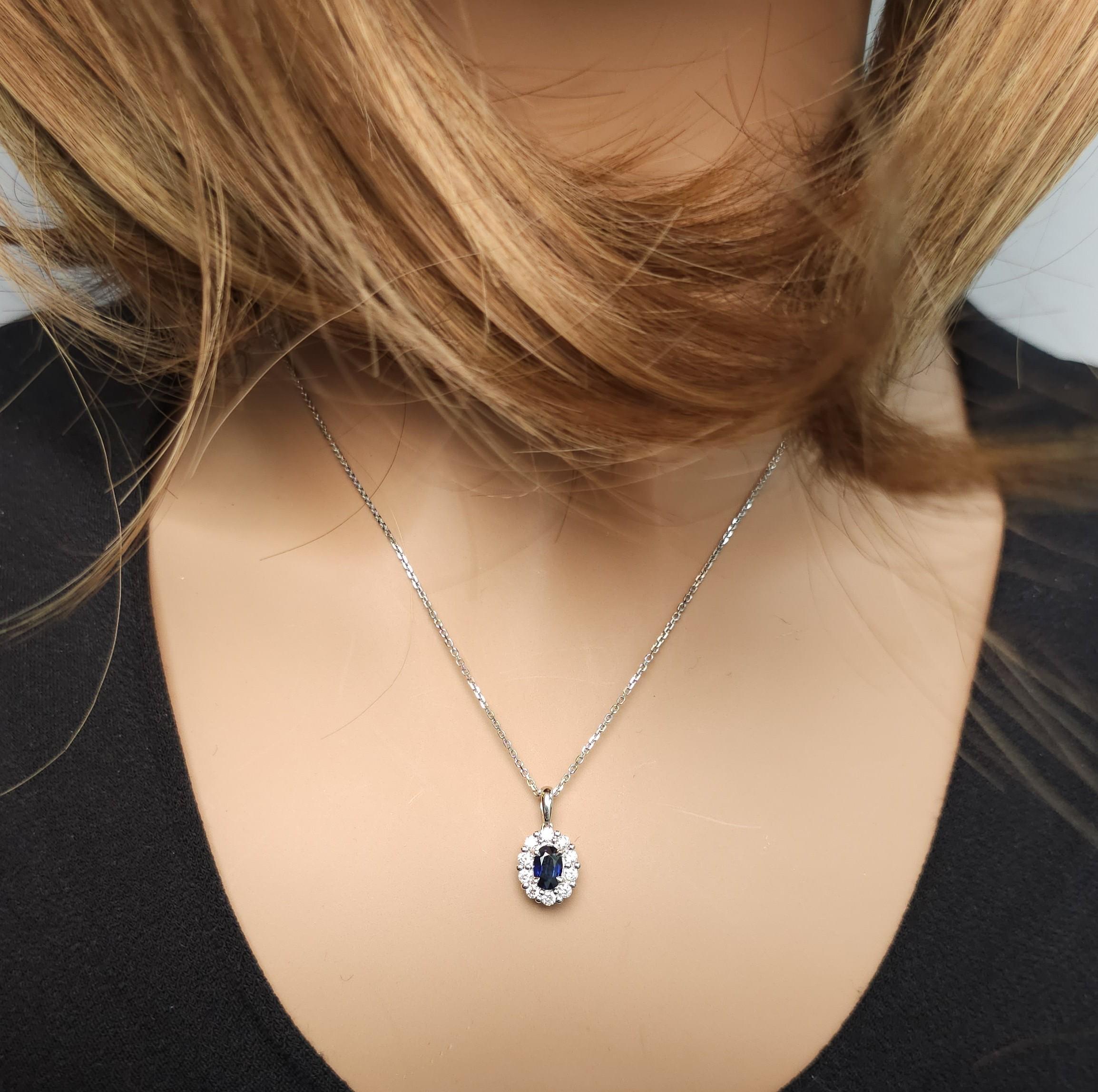 natürlicher blauer ovaler Saphir und weißer Diamant .96 Karat TW Weißgold Anhänger im Zustand „Neu“ im Angebot in New York, NY