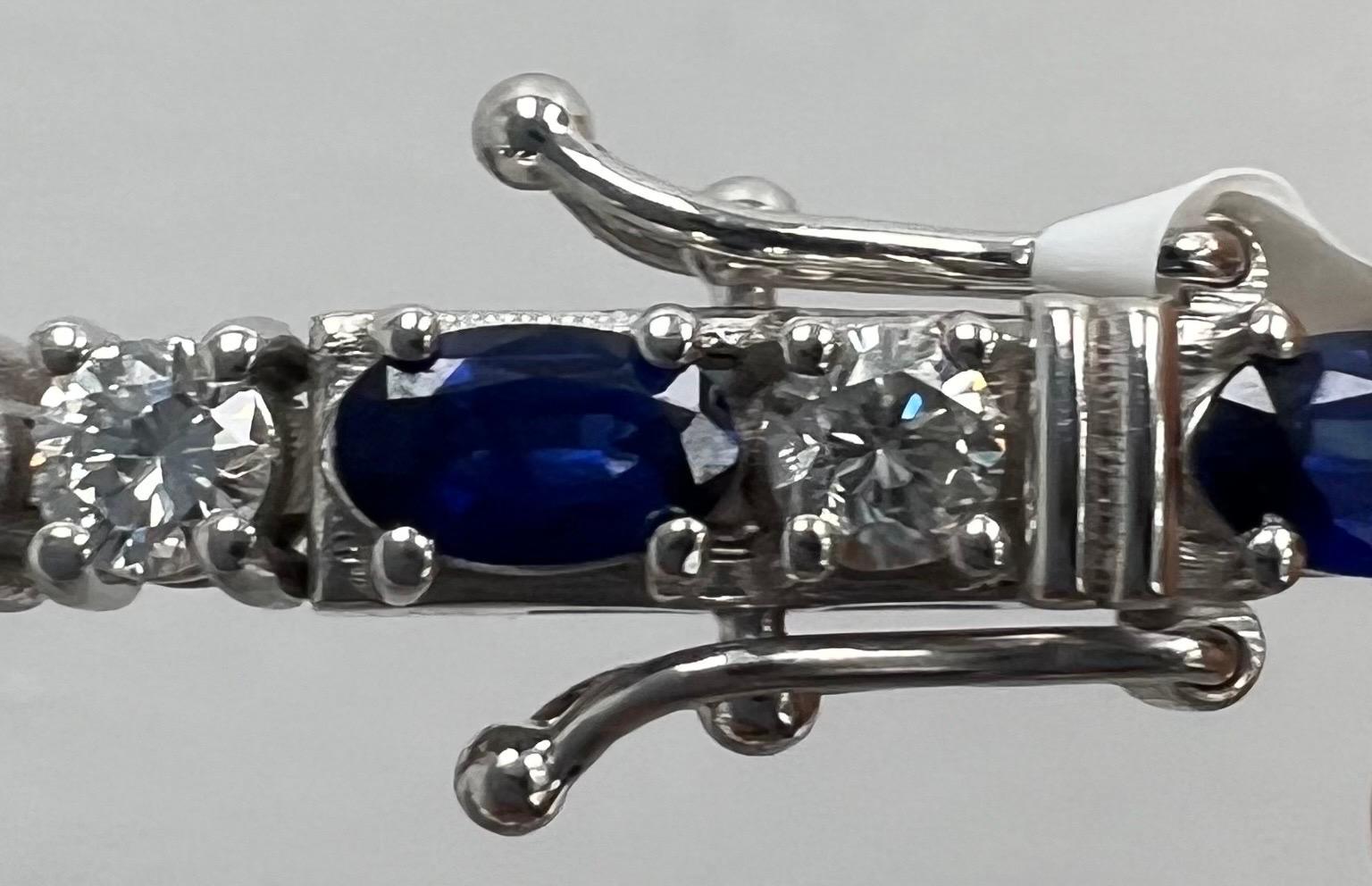 Bracelet en or blanc 14 carats avec saphirs ovales bleus naturels et diamants, excellente valeur Unisexe en vente