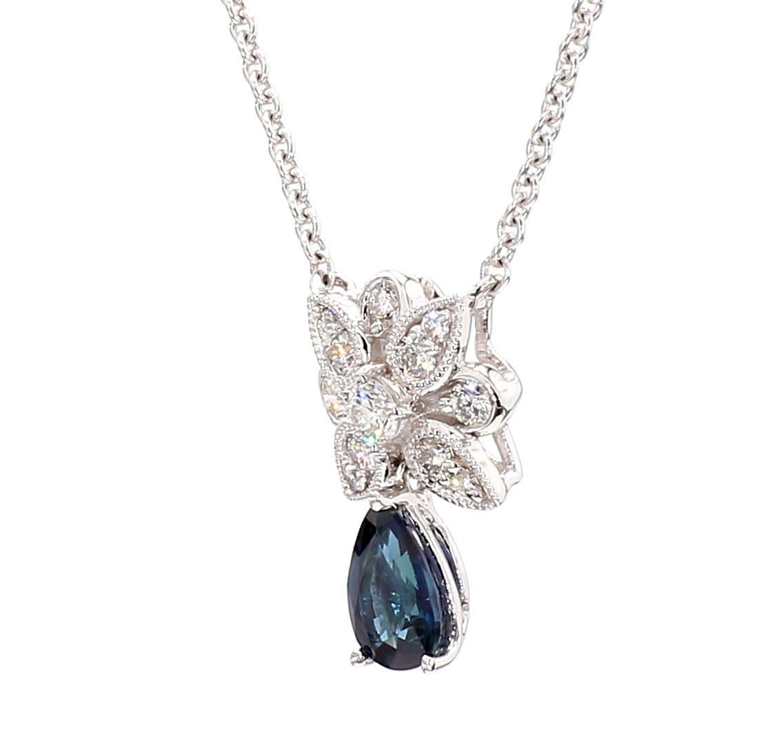 L'intrigante collana di zaffiri di RareGemworld. Montato in una splendida montatura in oro bianco 14 carati con uno zaffiro blu naturale taglio pera. Lo zaffiro è circondato da un diamante bianco rotondo naturale. Questo ciondolo è destinato a