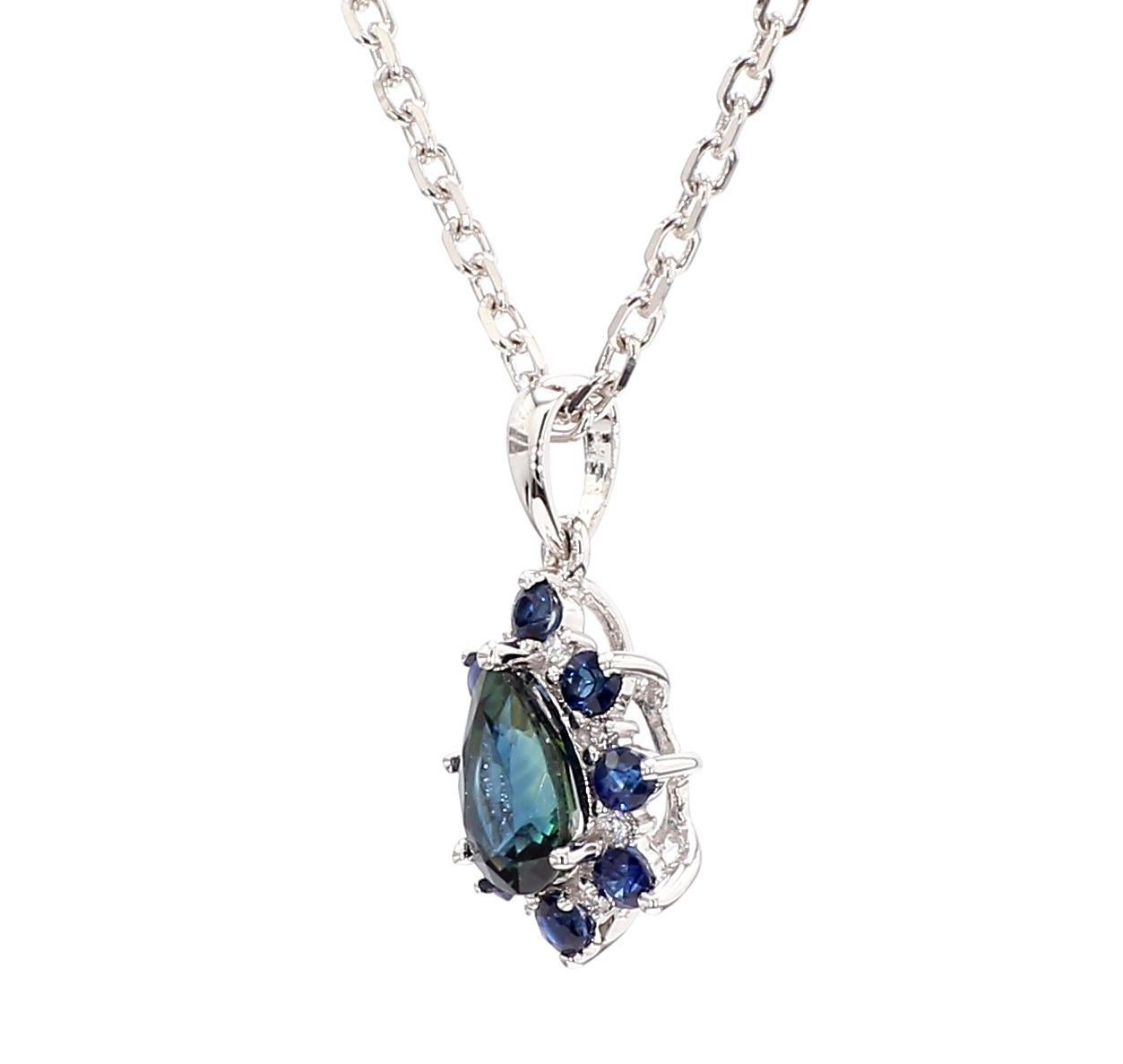 Il bellissimo ciondolo con zaffiro di RareGemworld. Montato in una splendida montatura in oro bianco 18 carati con zaffiri blu naturali tagliati a pera, completati da zaffiri blu naturali tagliati rotondi e da una mischia di diamanti bianchi
