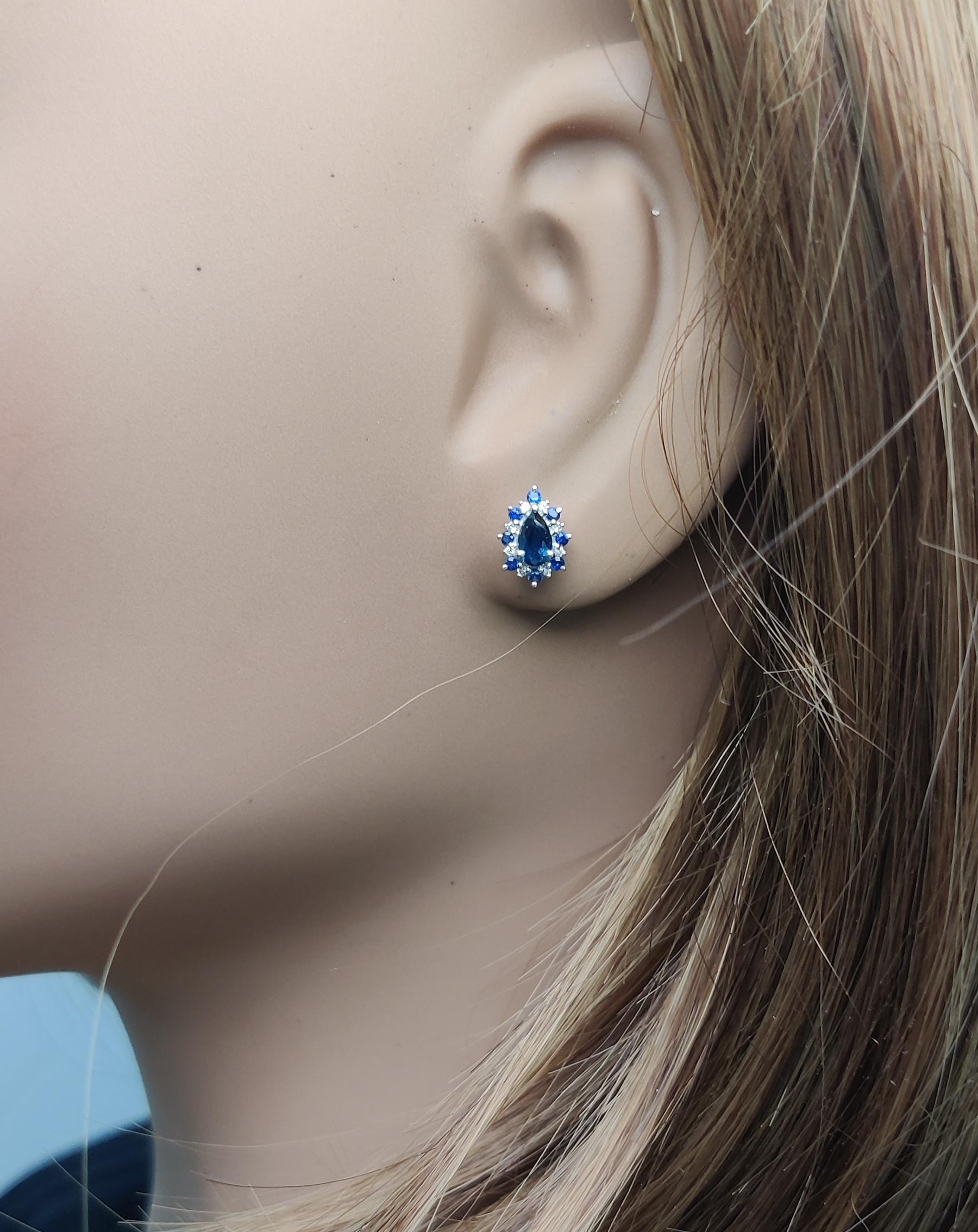 Natural Blue Pear Sapphire and White Diamond 0.82 Carat TW Gold Stud Earrings en Nuevo estado para la venta en New York, NY