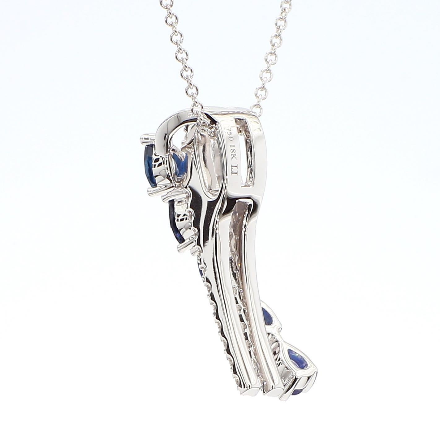 Le magnifique pendentif en saphir de Raregemworld. Monté dans une belle monture en or blanc 18 carats avec un saphir bleu naturel taillé en poire, complété par une mêlée de diamants blancs ronds naturels. Ce pendentif est garanti pour impressionner